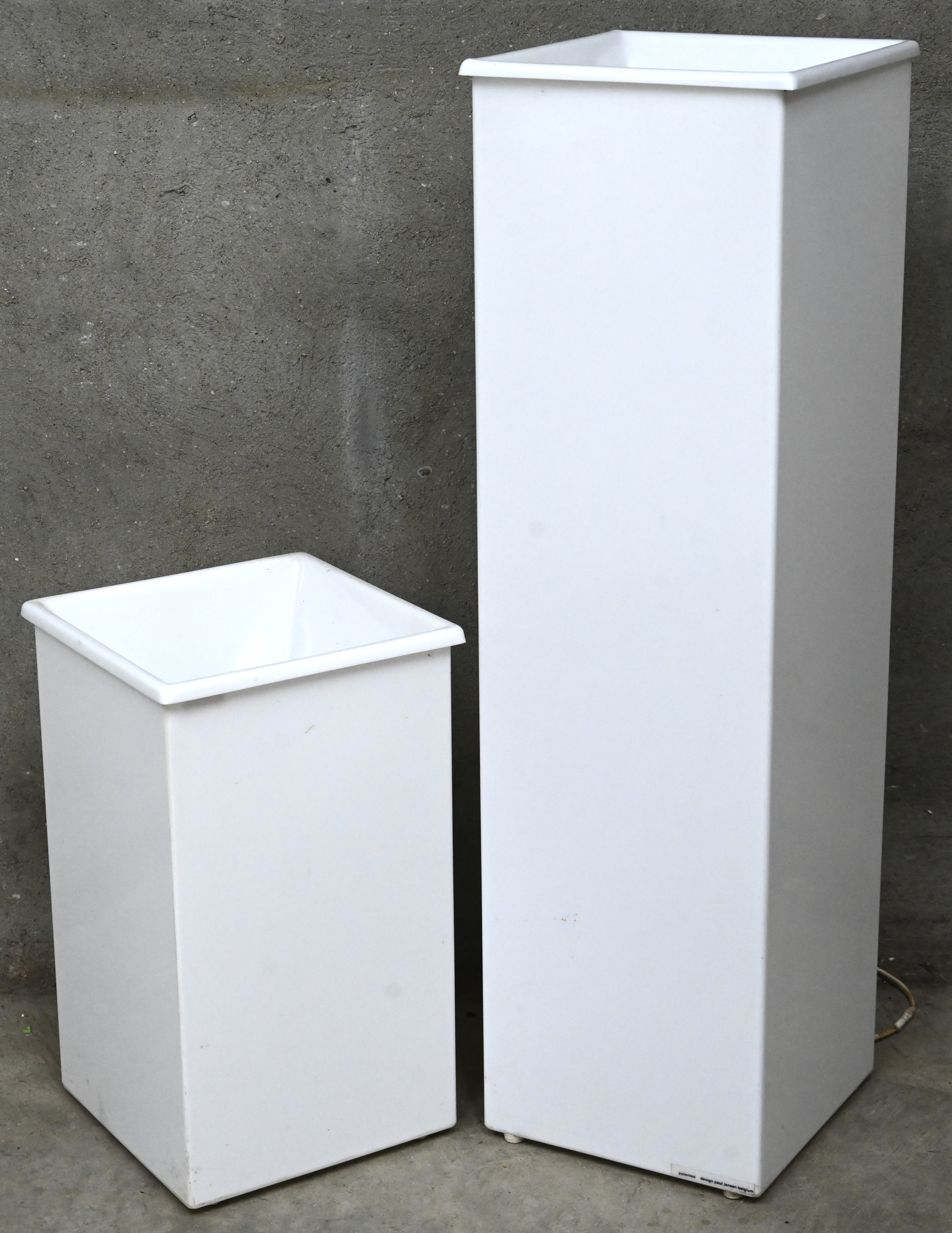 Een set verlichte plantenstaanders uit de jaren 80 van de vorige eeuw, gemerkt Paul Jansen Belgium Een set verlichte plantenstaanders uit de jaren 80 van de vorige eeuw, gemerkt Paul Jansen Belgium.