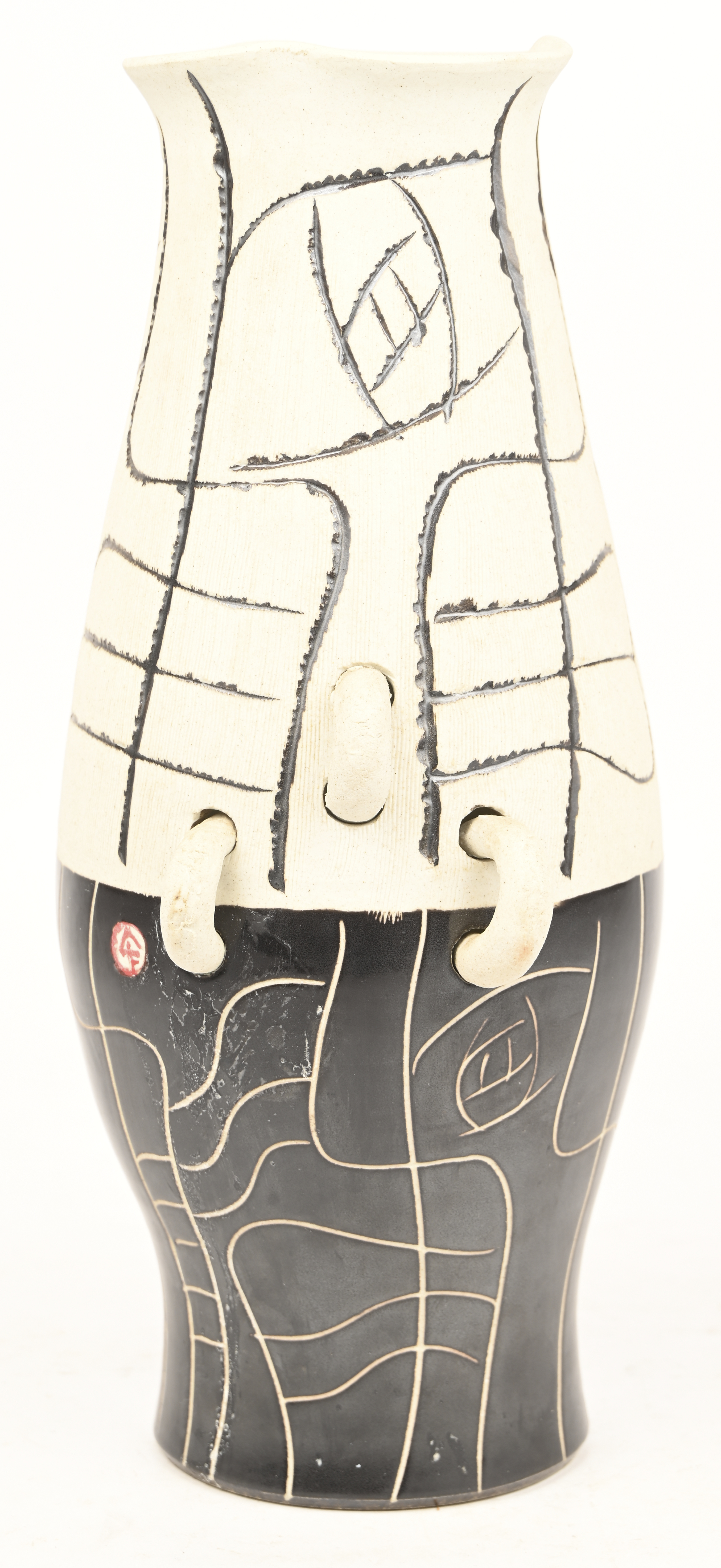 Een moderne vaas van deels geglazuurd Chinees aardewerk, versierd met ringen Een moderne vaas van deels geglazuurd Chinees aardewerk, versierd met ringen. Onderaan gemerkt