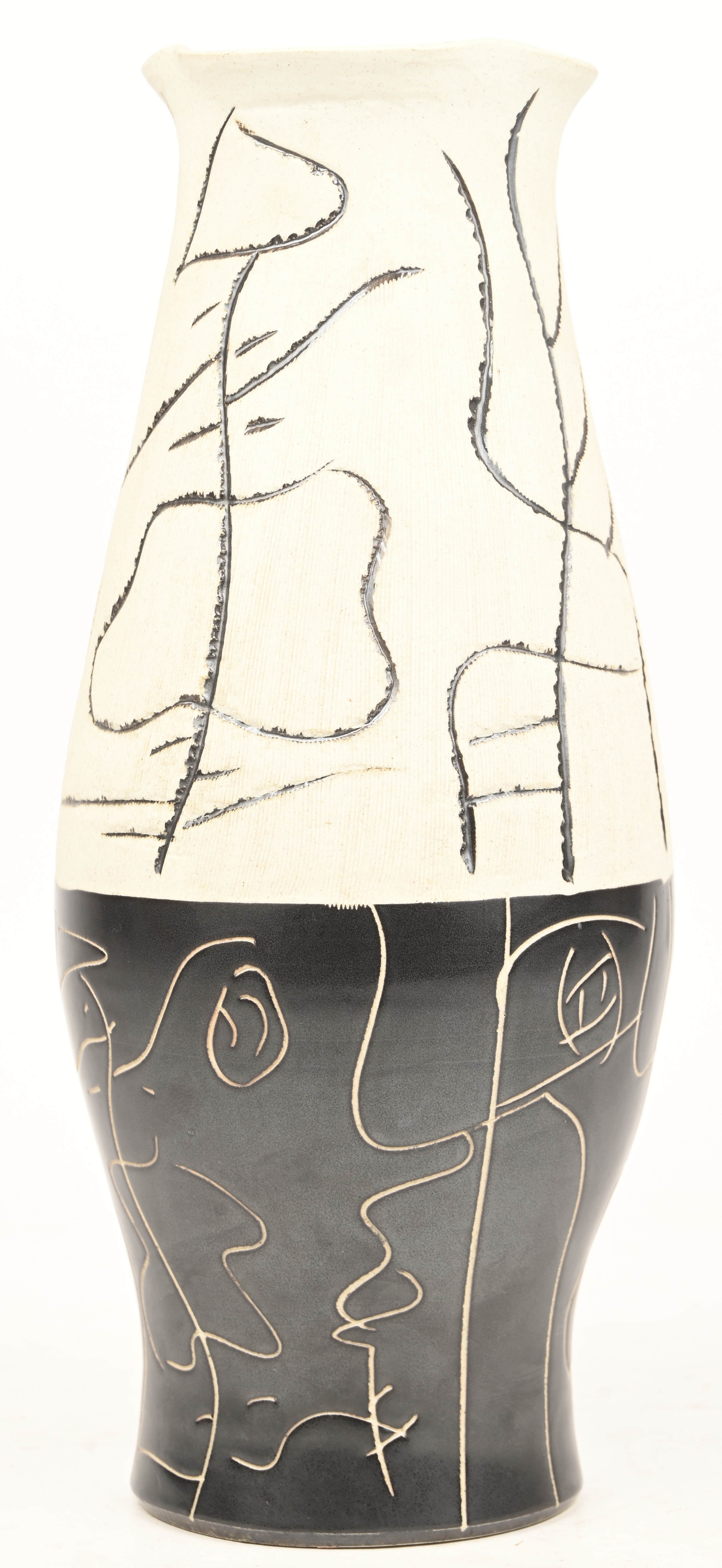 Een moderne vaas van deels geglazuurd Chinees aardewerk, versierd met ringen Een moderne vaas van deels geglazuurd Chinees aardewerk, versierd met ringen. Onderaan gemerkt