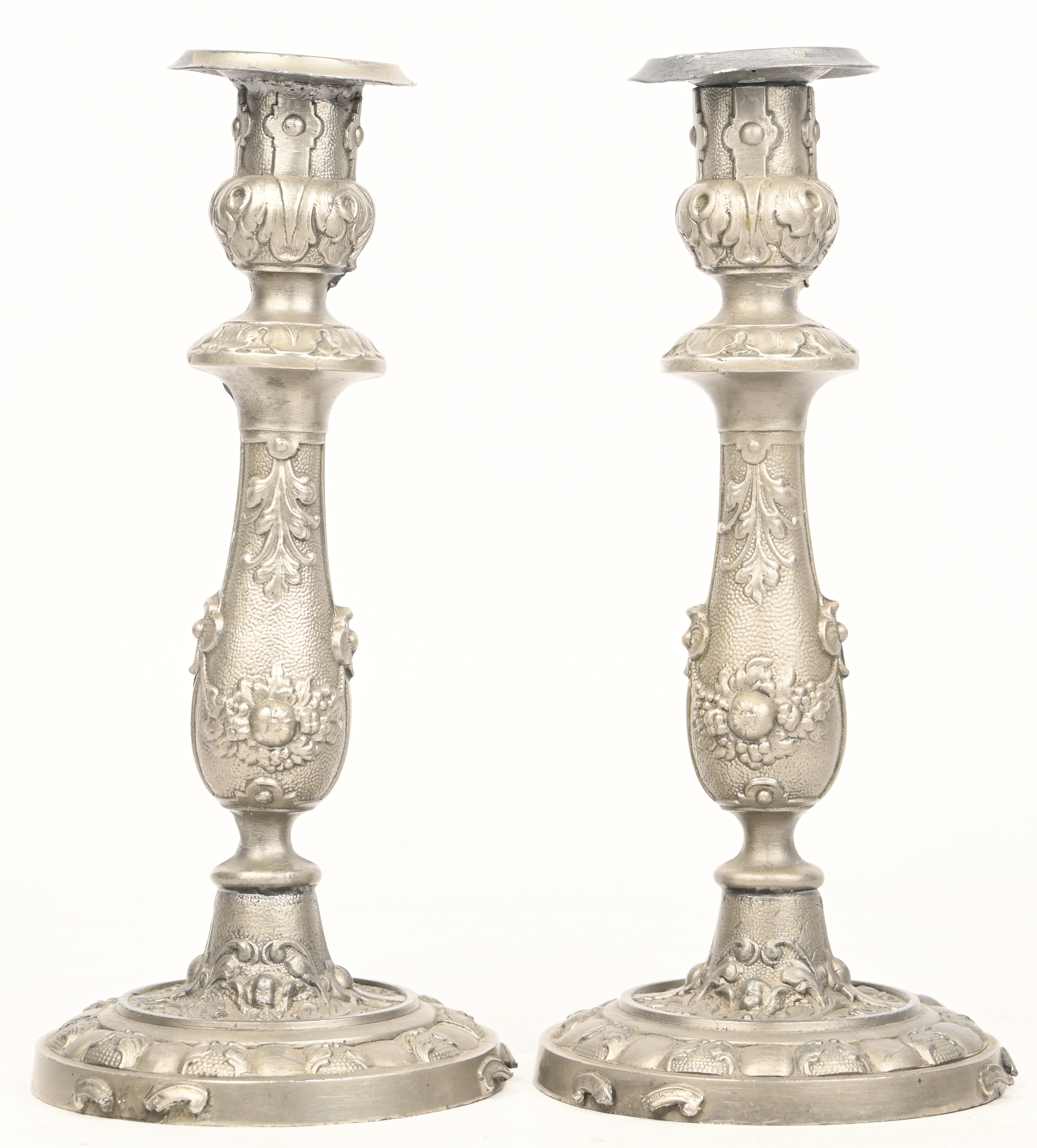 Een paar romantische kandelaars, tin-look Een paar romantische kandelaars, tin-look.