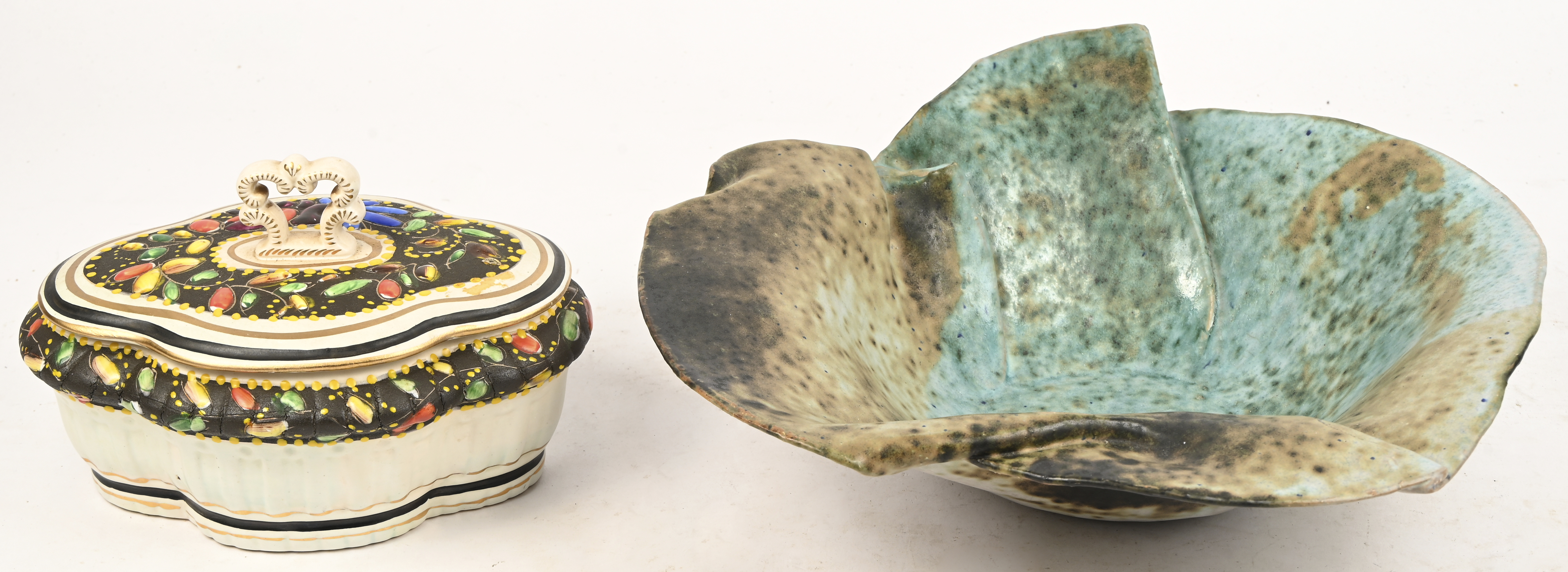 Een organische schaal van blauw/bruin geglazuurd aardewerk. Onderaan gemerkt. Toegevoegd een dekselpotje van Bequet Een organische schaal van blauw/bruin geglazuurd aardewerk. Onderaan gemerkt. Toegevoegd een dekselpotje van Bequet.