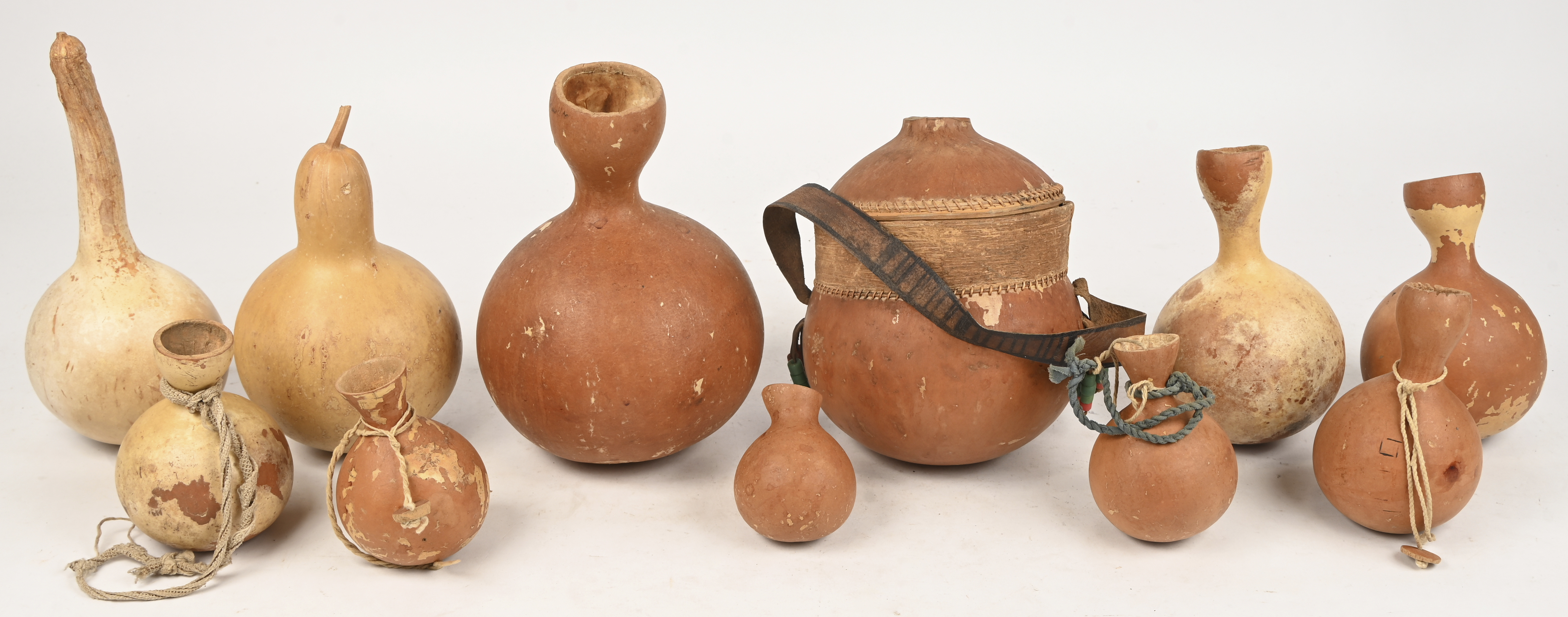 Een lot van 11 kalebassen van Afrikaanse oorsprong Een lot van 11 kalebassen van Afrikaanse oorsprong.