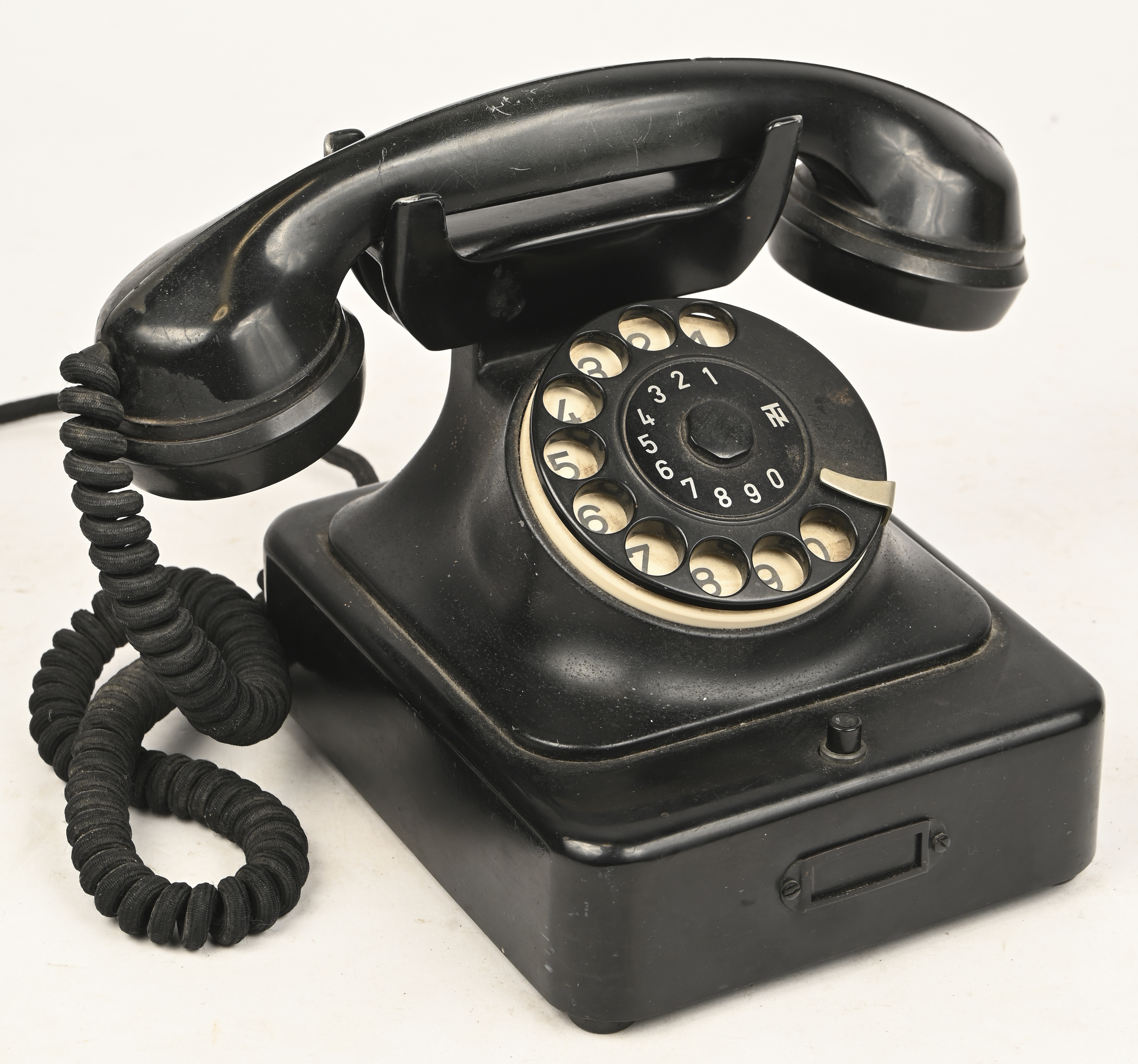 Een vintage bakelieten telefoon met draaischijf Een vintage bakelieten telefoon met draaischijf.