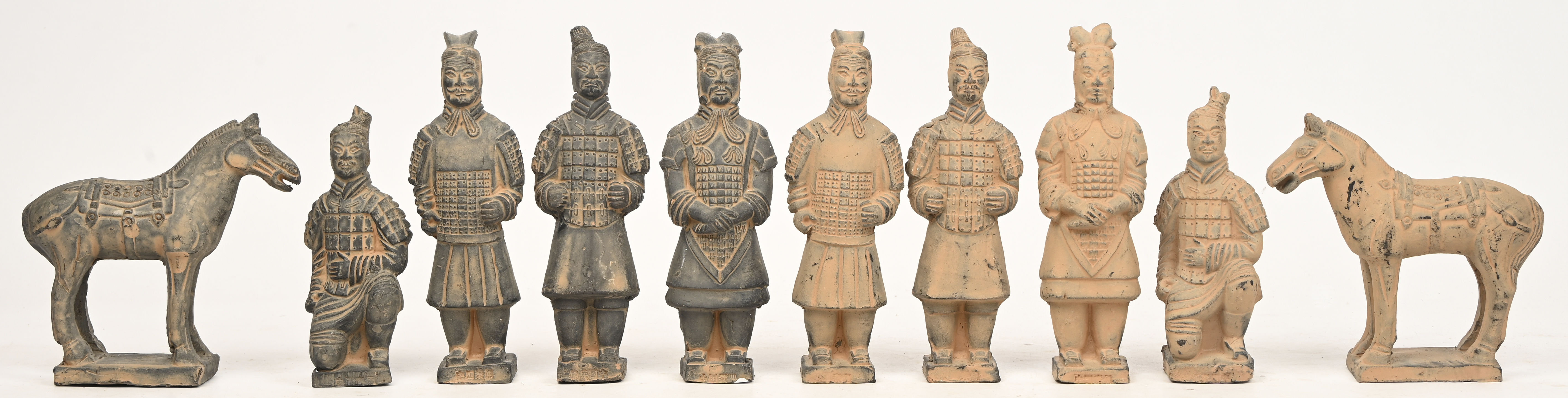 Een lot van 10 terracotte beeldjes naar de Tang dynastie bestaande uit 2 paarden en 8 soldaten Een lot van 10 terracotte beeldjes naar de Tang dynastie bestaande uit 2 paarden en 8 soldaten.