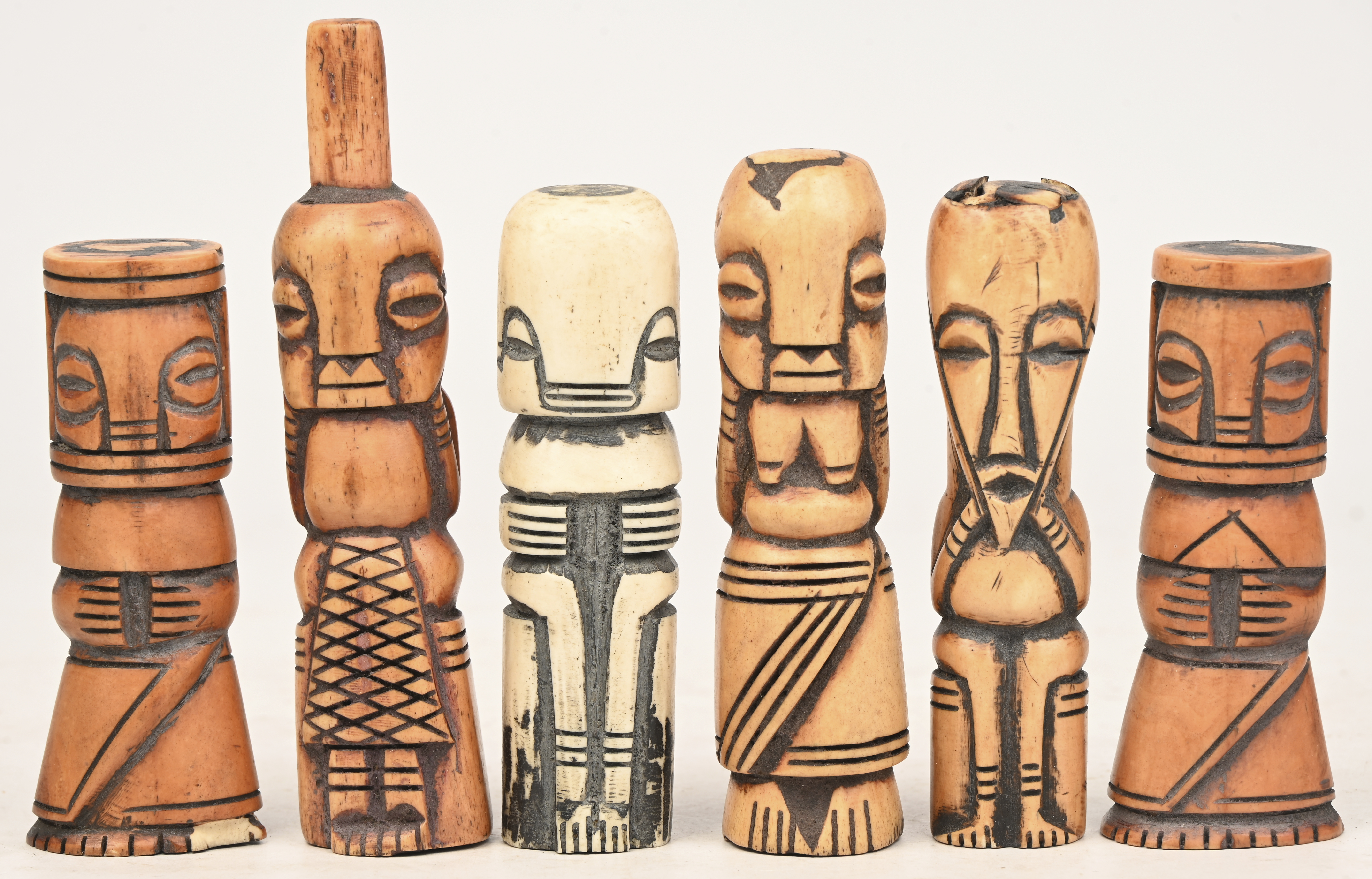Een lot van 6 fetishbeeldjes uit been, Afrikaanse oorsprong Een lot van 6 fetishbeeldjes uit been, Afrikaanse oorsprong.
