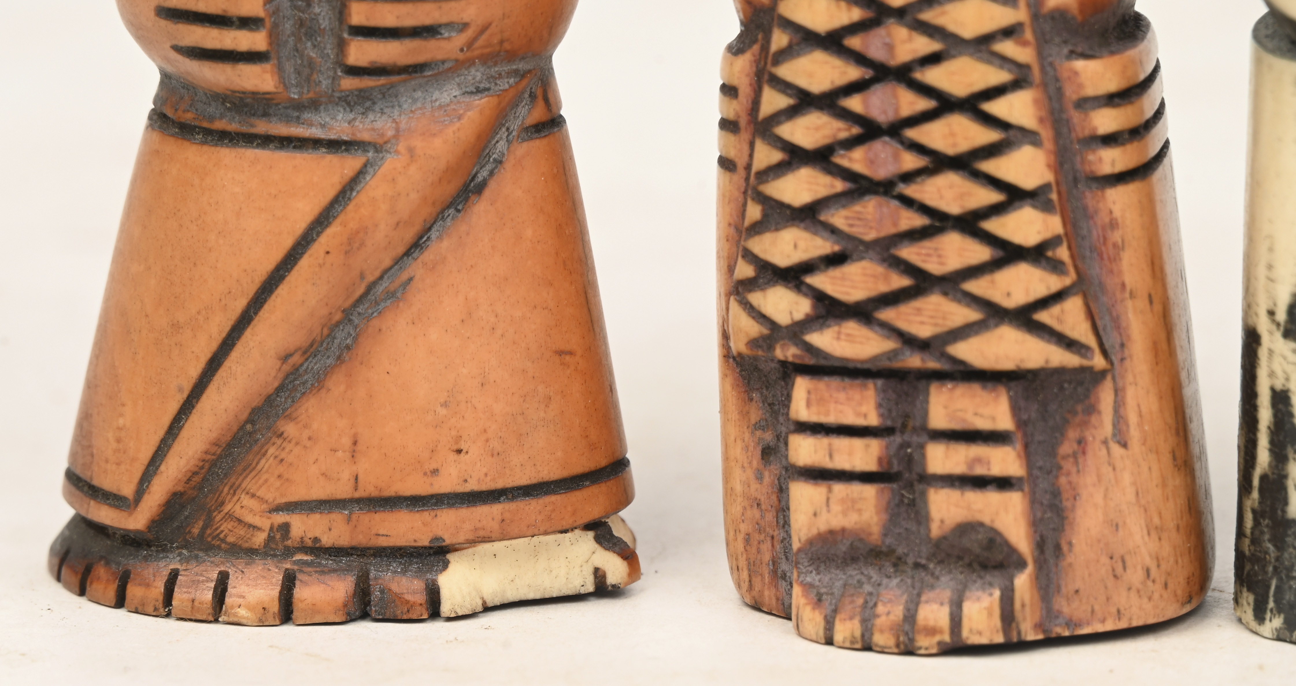 Een lot van 6 fetishbeeldjes uit been, Afrikaanse oorsprong Een lot van 6 fetishbeeldjes uit been, Afrikaanse oorsprong.