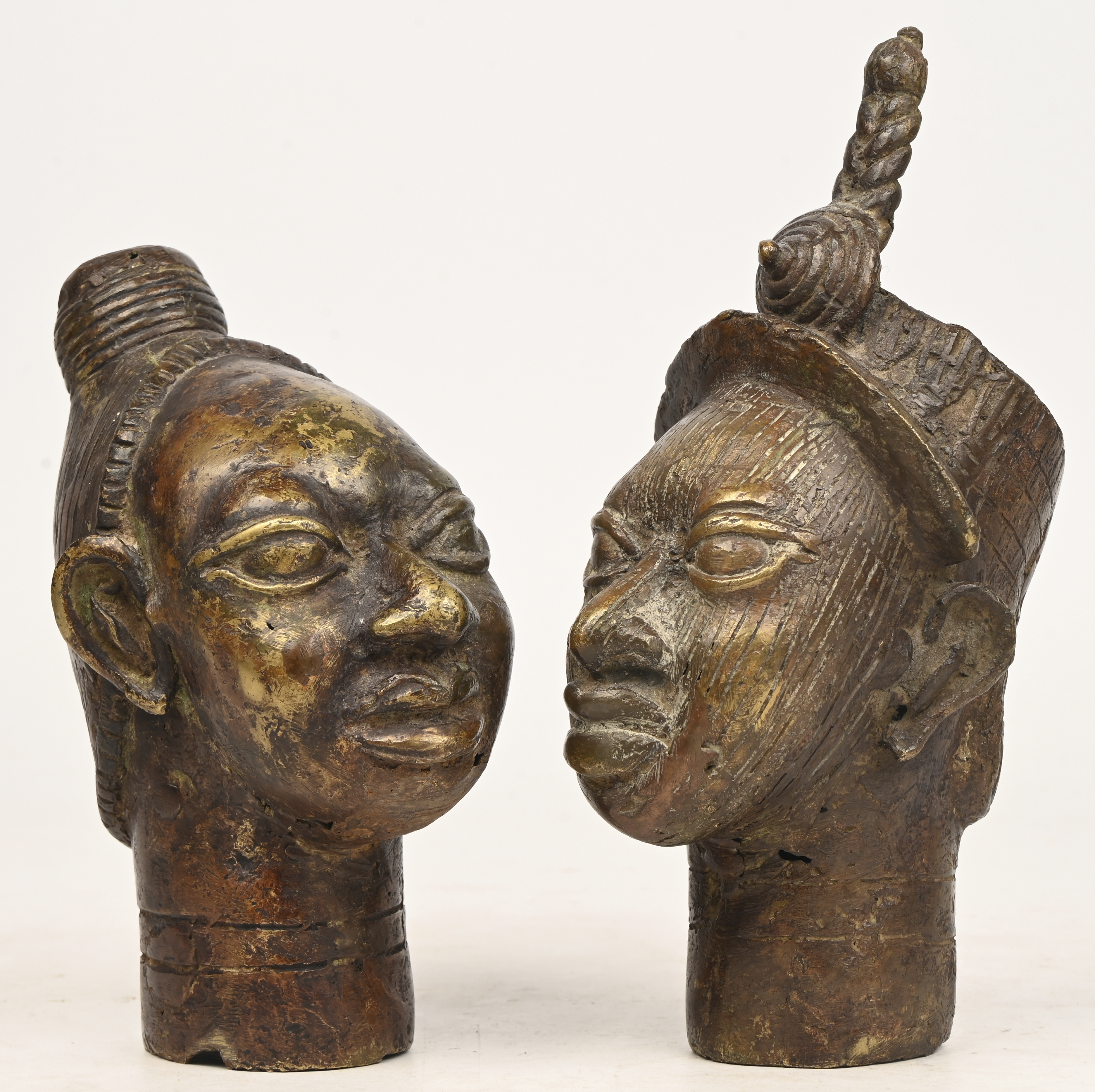 Een lot van 2 bronzen hoofden van koninginnen, Benin, West Afrika Een lot van 2 bronzen hoofden van koninginnen, Benin, West Afrika.