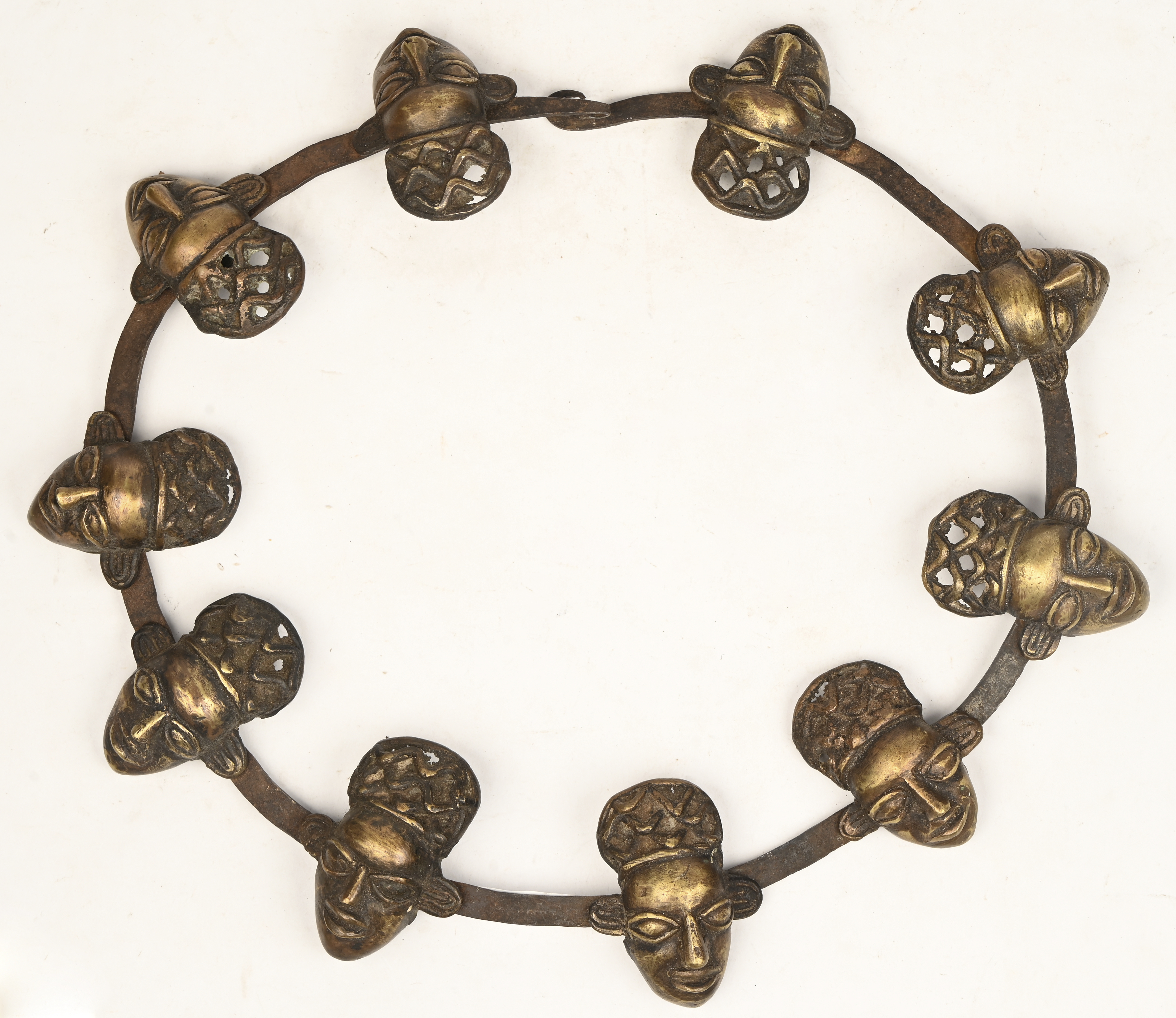 Bamun ‘Mbanga’ chef stalen ceremoniële halsband met 10 bronzen hoofden gedecoreerd Bamun ‘Mbanga’ chef stalen ceremoniële halsband met 10 bronzen hoofden gedecoreerd.