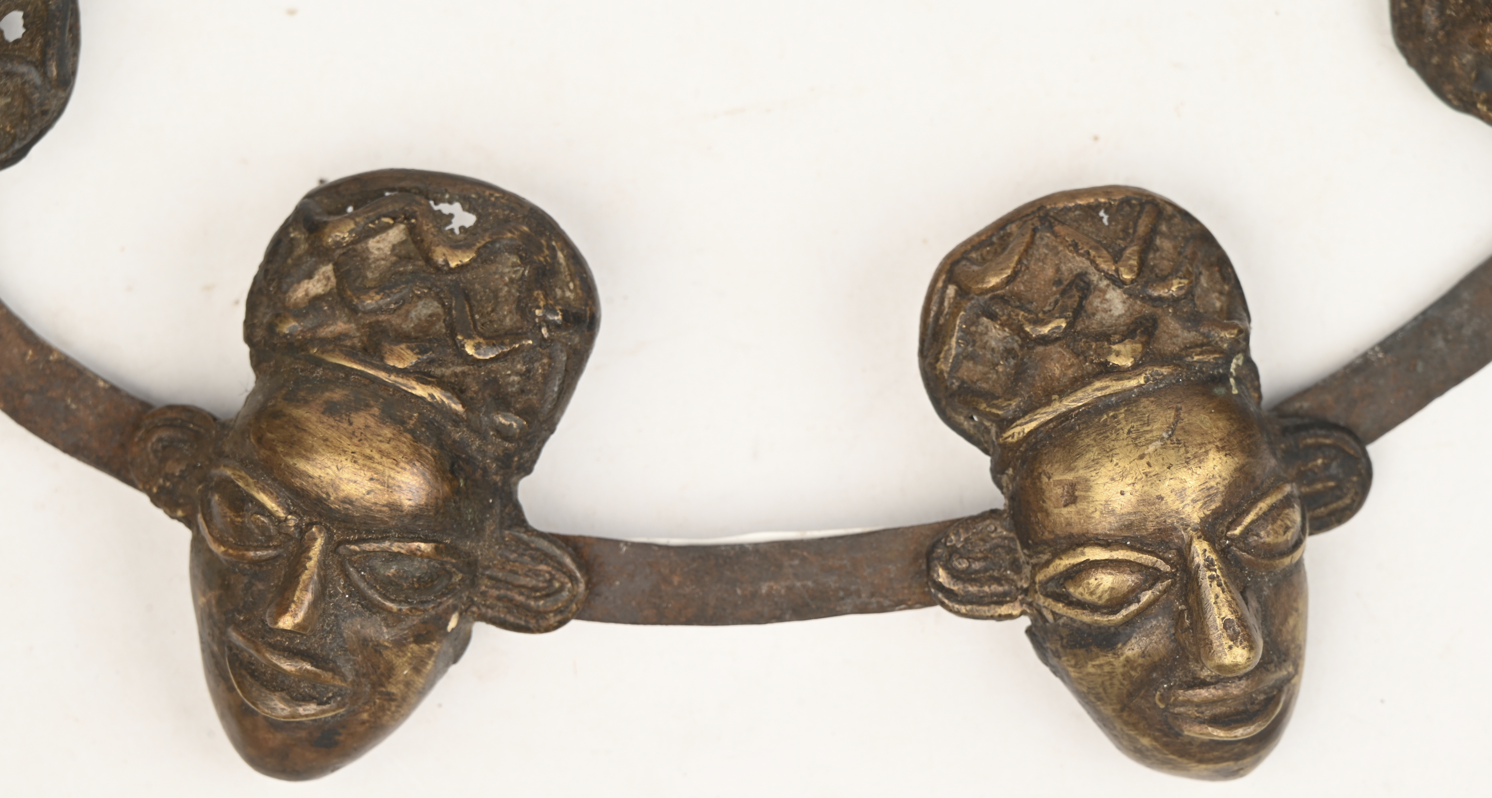 Bamun ‘Mbanga’ chef stalen ceremoniële halsband met 10 bronzen hoofden gedecoreerd Bamun ‘Mbanga’ chef stalen ceremoniële halsband met 10 bronzen hoofden gedecoreerd.