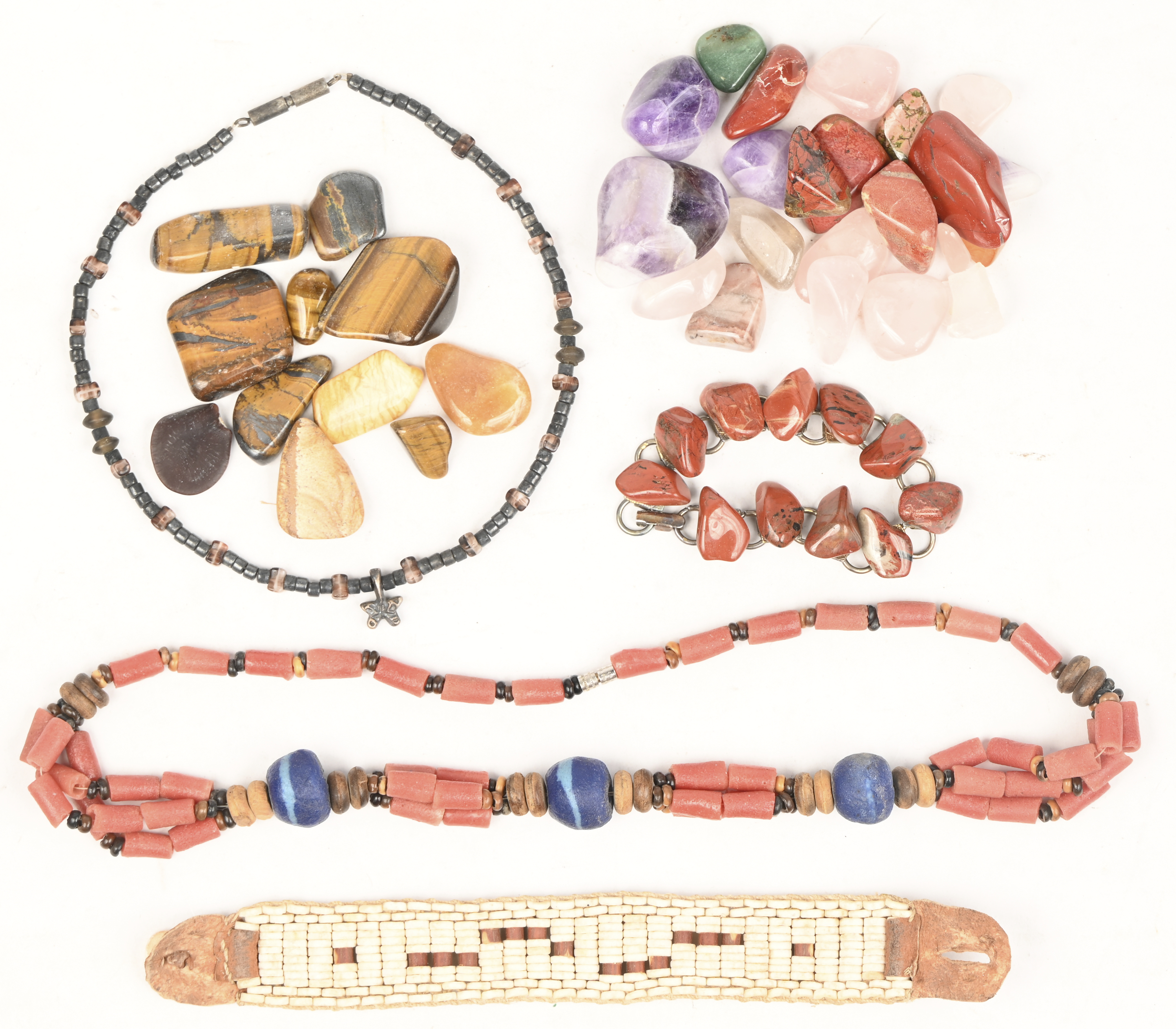 Een lotje Afrikaanse sierraden bestaande uit 2 halskettingen en 2 armbanden, toegevoegd een lotje minerale stenen Een lotje Afrikaanse sierraden bestaande uit 2 halskettingen en 2 armbanden, toegevoegd een lotje minerale stenen.