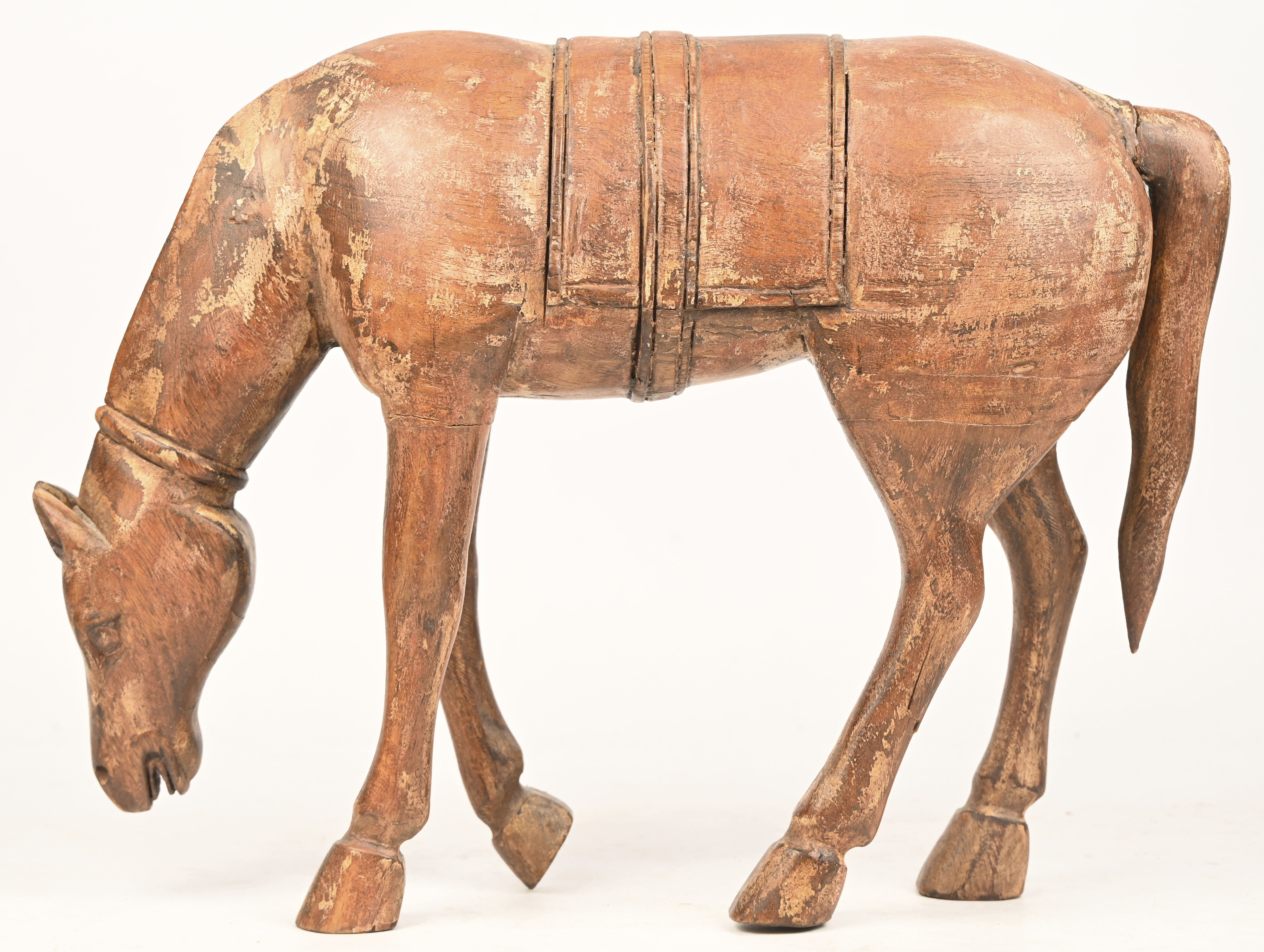 Een gesculpteerd houten beeld van een paard, barst in linker achterpoot Een gesculpteerd houten beeld van een paard, barst in linker achterpoot.