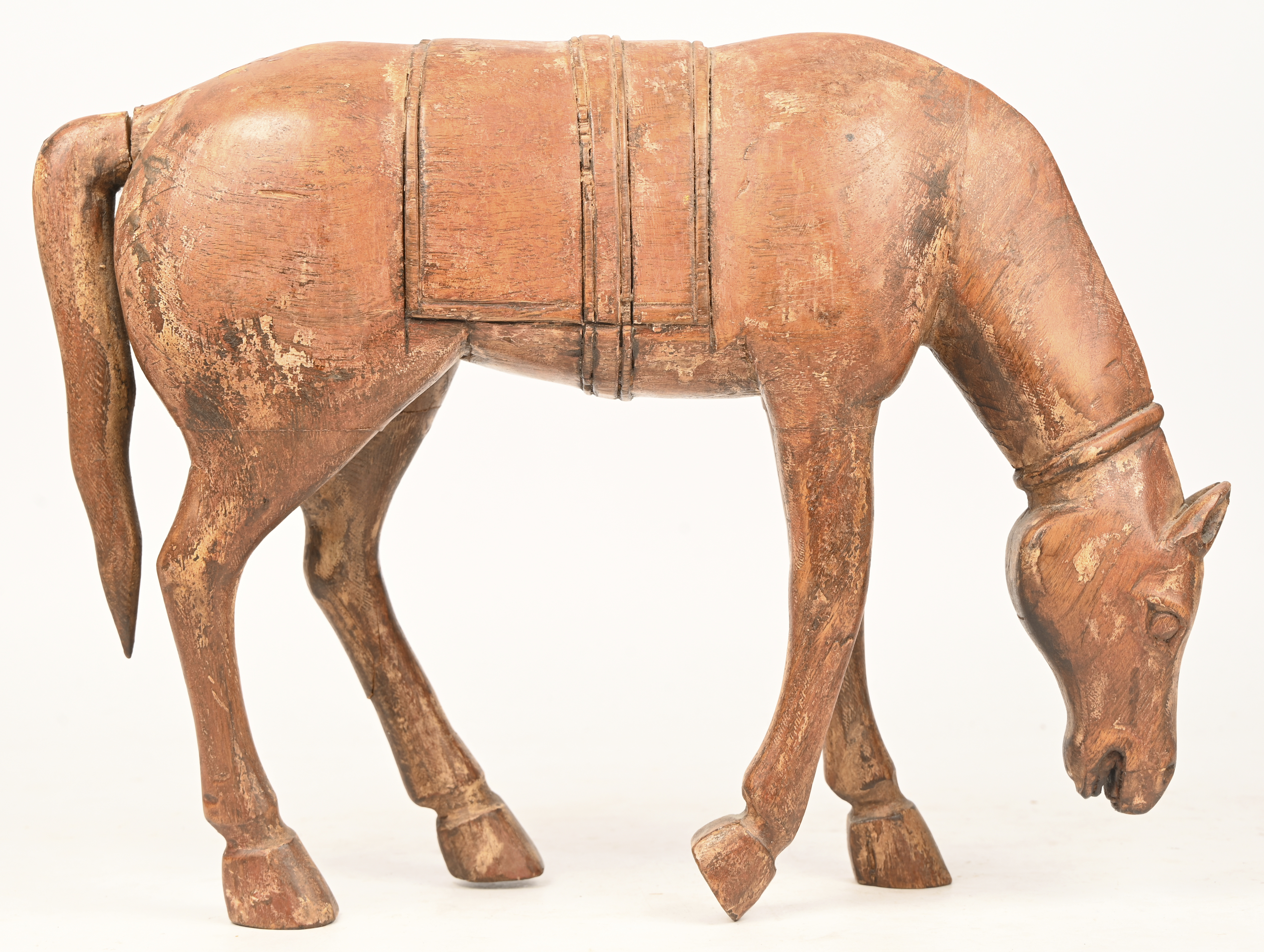 Een gesculpteerd houten beeld van een paard, barst in linker achterpoot Een gesculpteerd houten beeld van een paard, barst in linker achterpoot.