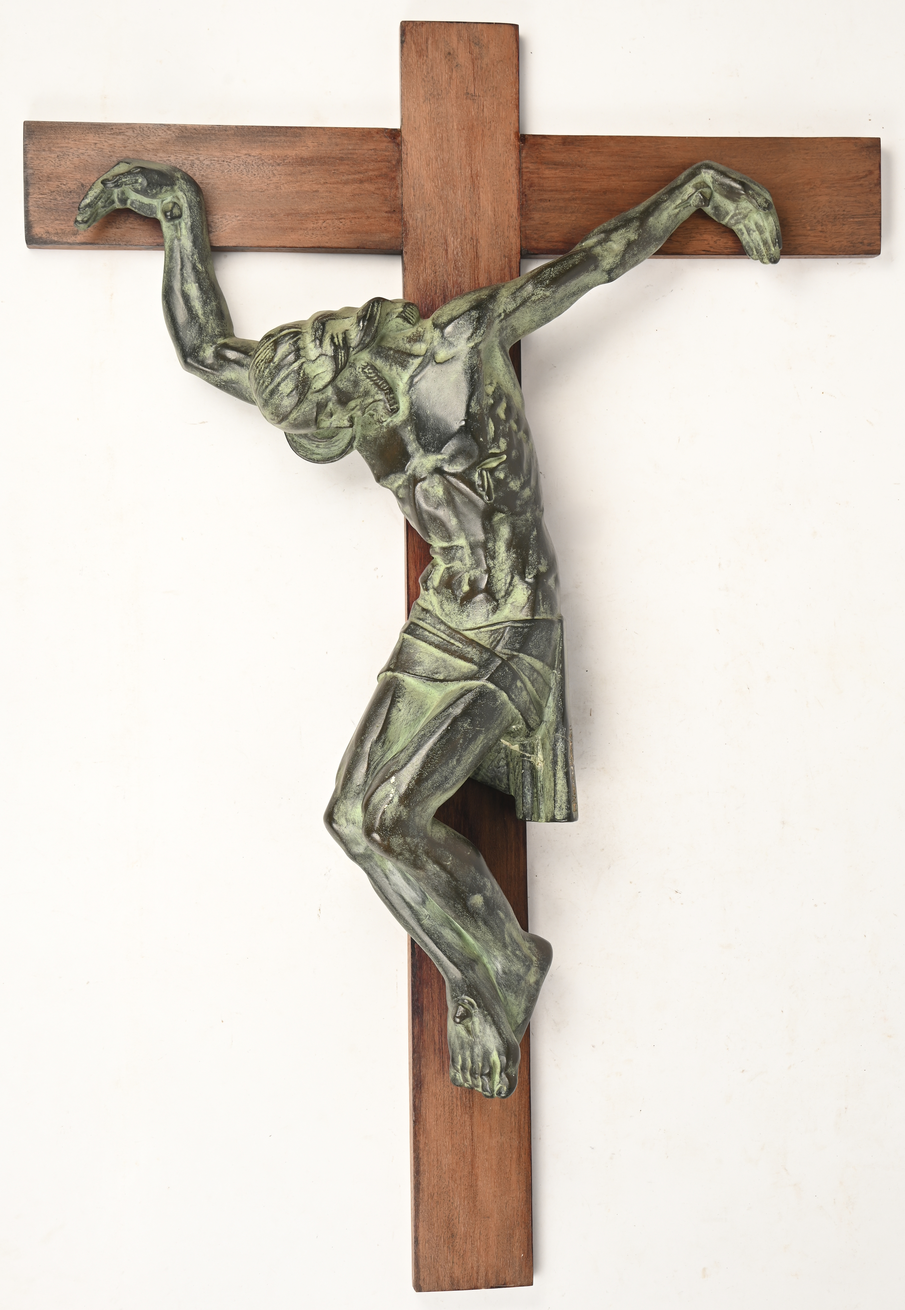 Een bronskleurig keramisch kruisbeeld, gerestaureerd aan de lendendoek. Gesigneerd M. Van Der Meeren Een bronskleurig keramisch kruisbeeld, gerestaureerd aan de lendendoek. Gesigneerd M. Van Der Meeren.