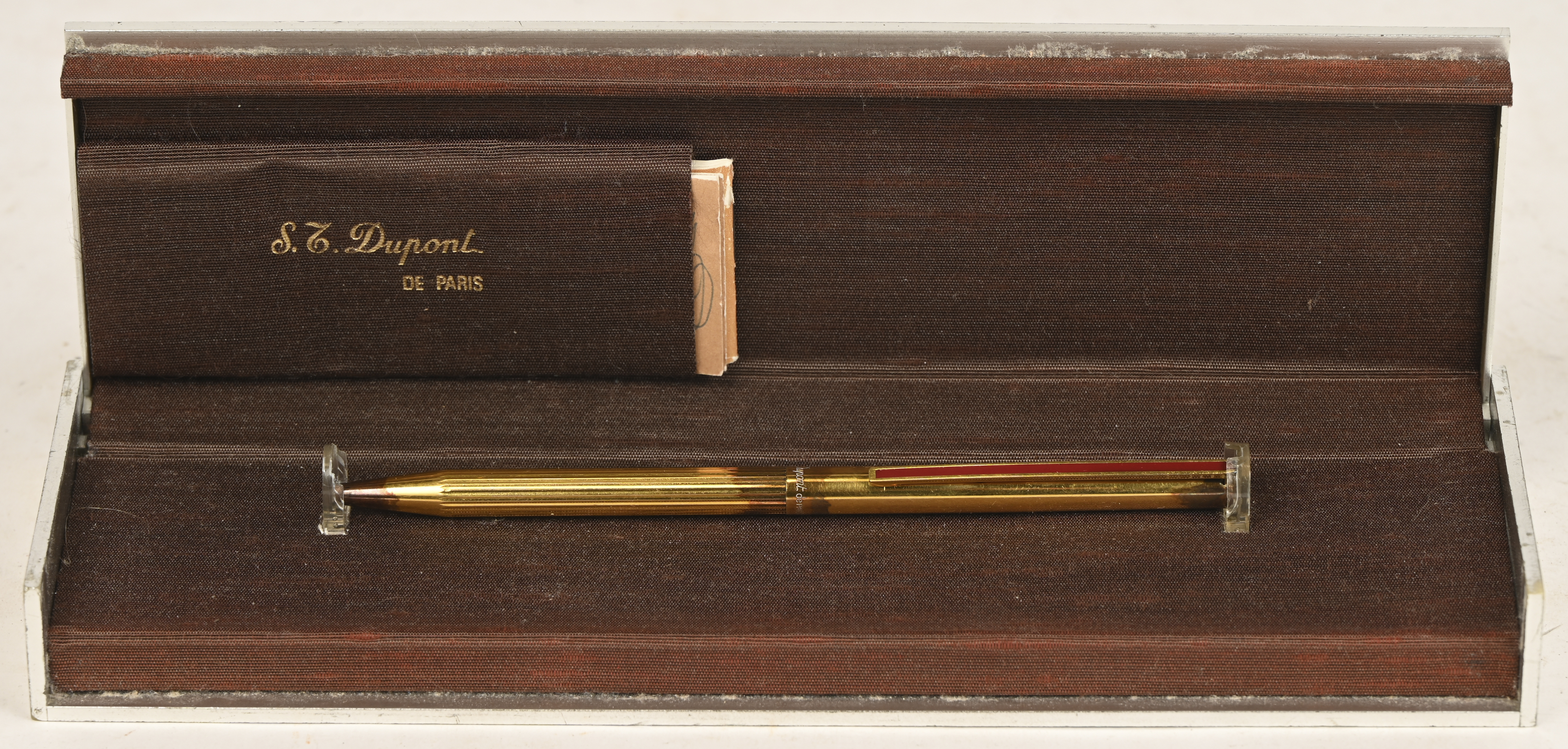 Een Dupont balpen in etui van verguld zilver. Gemerkt Dupont de Paris, 925 Een Dupont balpen in etui van verguld zilver. Gemerkt Dupont de Paris, 925.