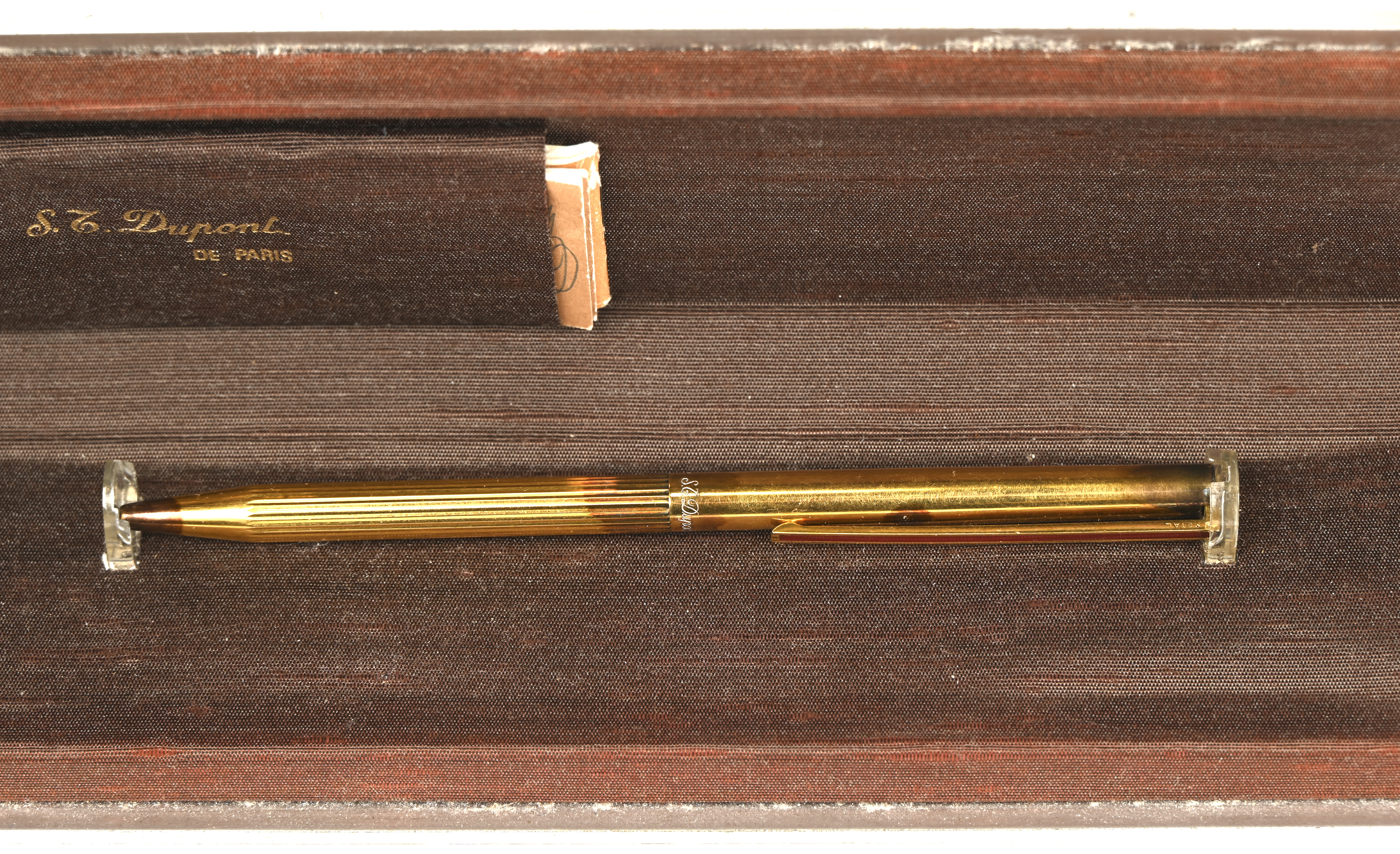 Een Dupont balpen in etui van verguld zilver. Gemerkt Dupont de Paris, 925 Een Dupont balpen in etui van verguld zilver. Gemerkt Dupont de Paris, 925.