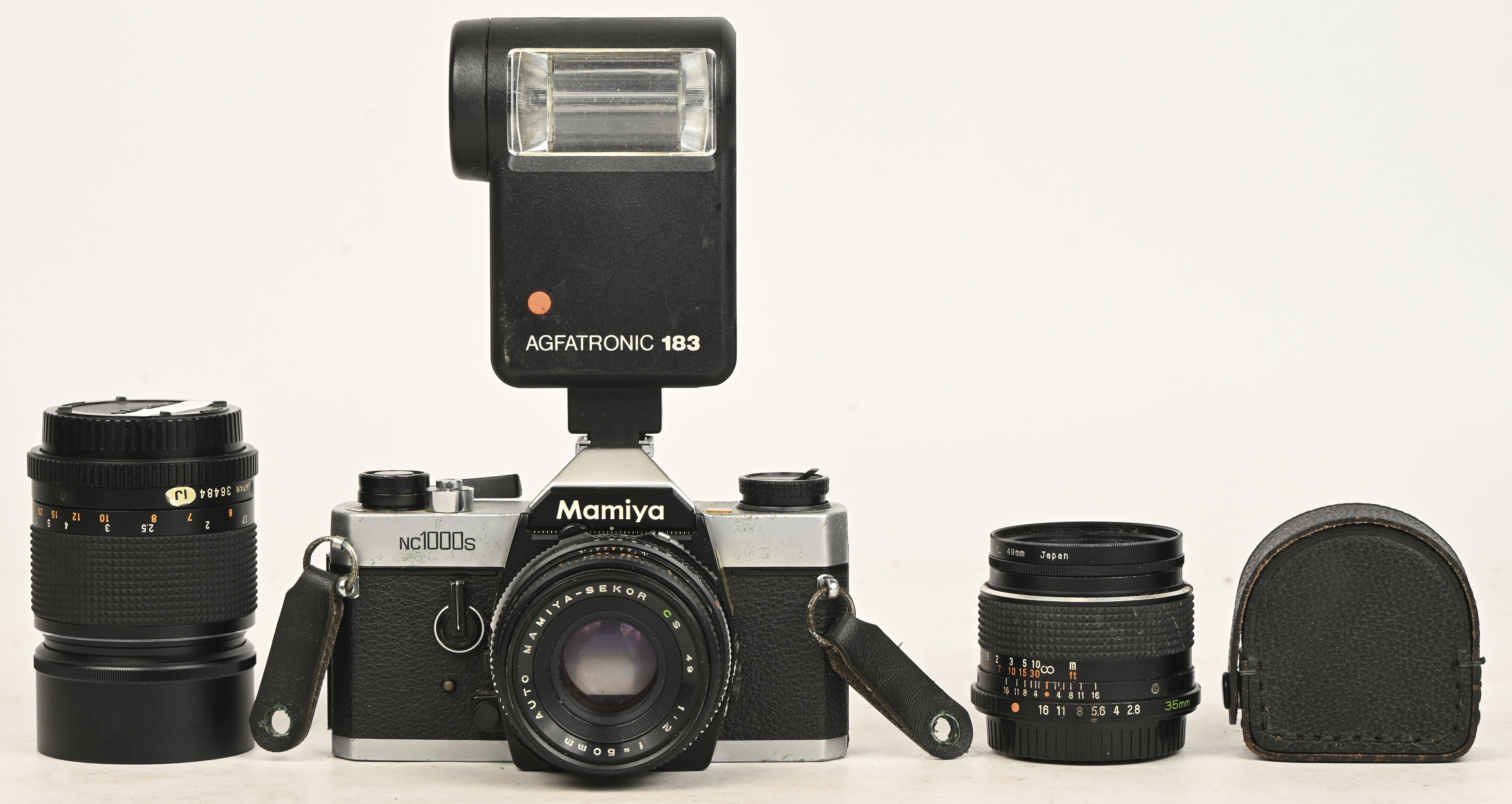 Een Mamiya NC1000S camera met 2 extra lenzen (35 en 135 mm), een Kenko filter en een Agfatronic 183 flits Een Mamiya NC1000S camera met 2 extra lenzen (35 en 135 mm), een Kenko filter en een Agfatronic 183 flits.