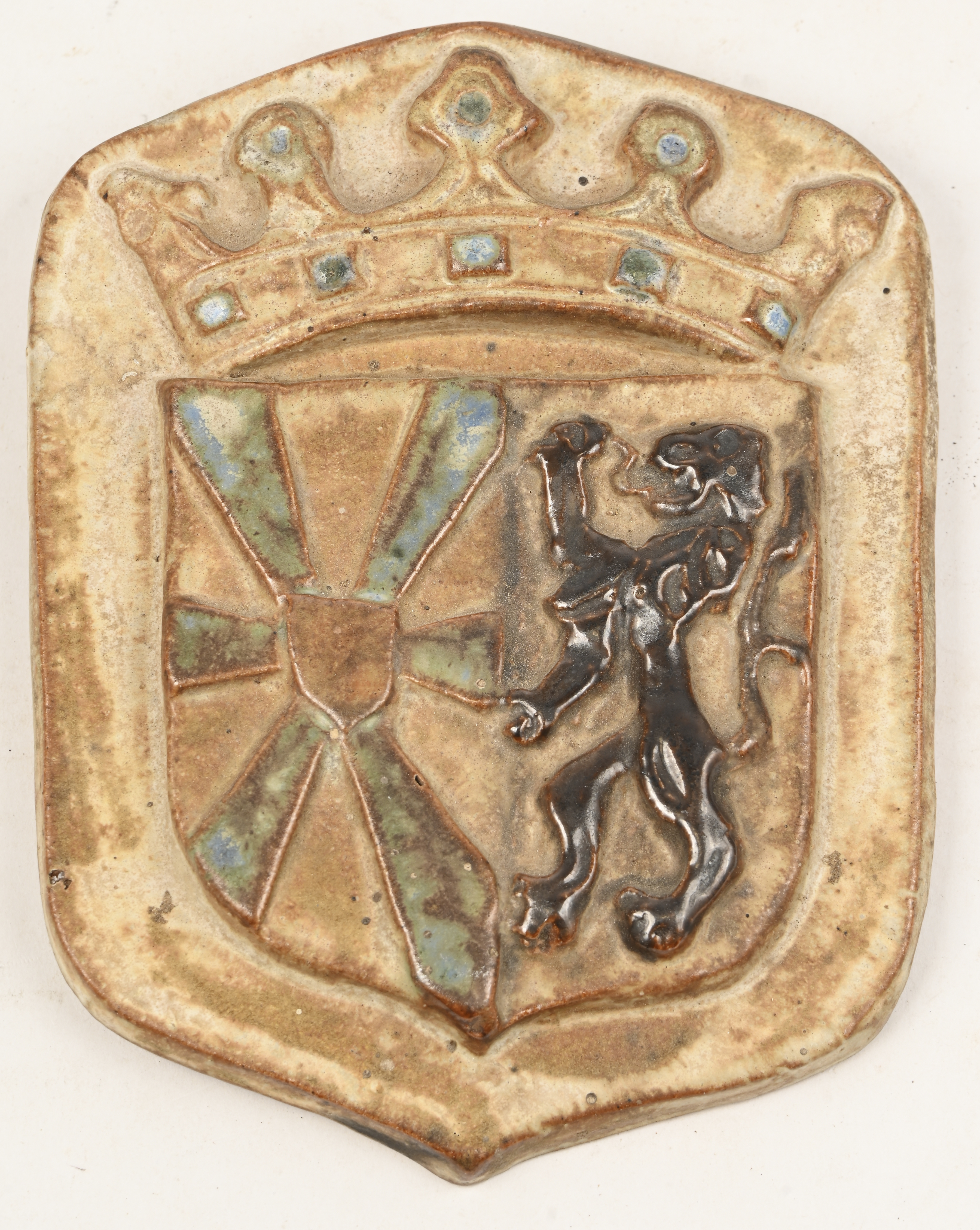 Een keramisch wapenschild met kroon, gemerkt Armogrès Belgium Een keramisch wapenschild met kroon, gemerkt Armogrès Belgium.