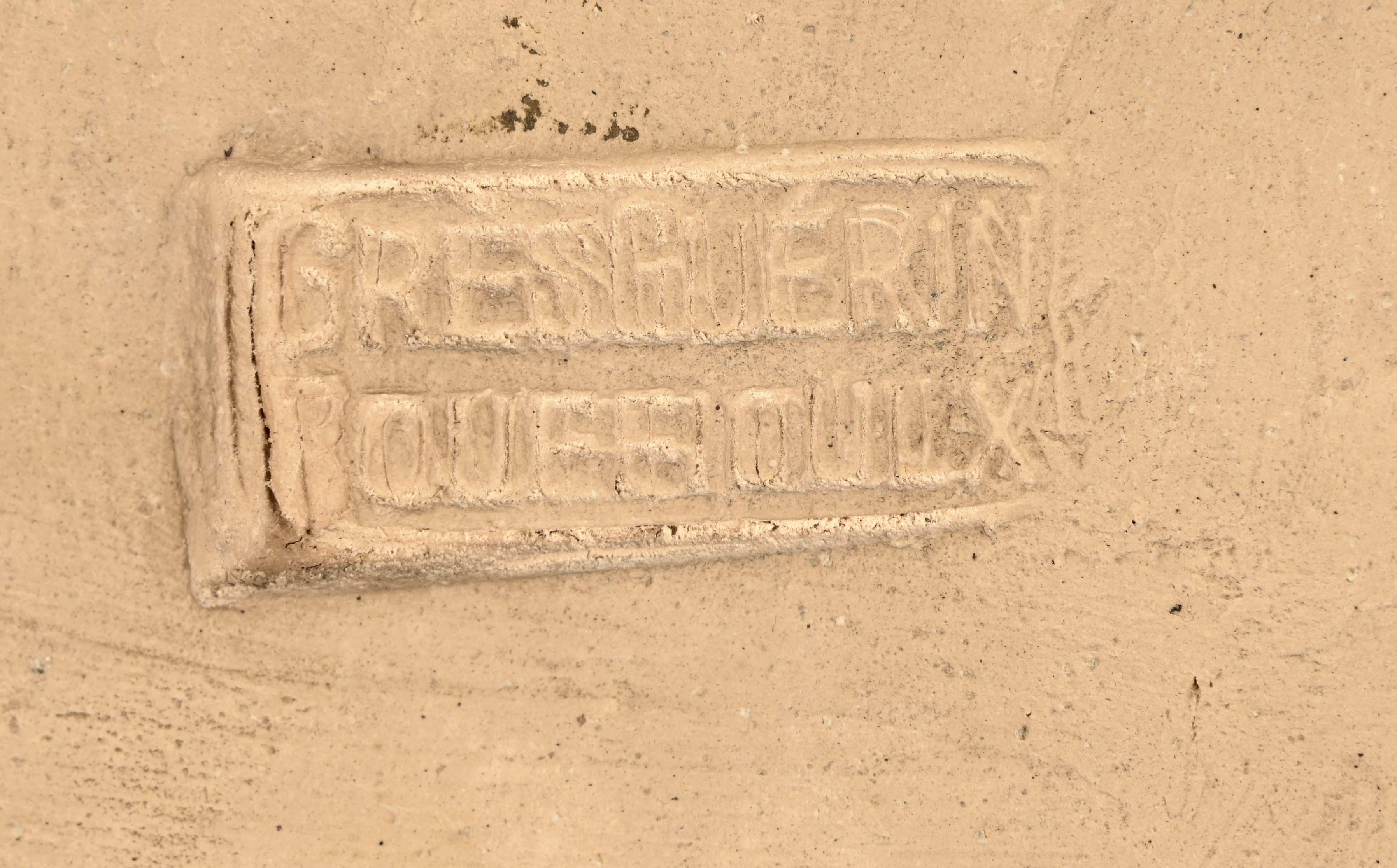 Een keramisch reliëf van Sint Joris. Achteraan gemerkt Gres Guerin Bouffioulx Een keramisch reliëf van Sint Joris. Achteraan gemerkt Gres Guerin Bouffioulx.