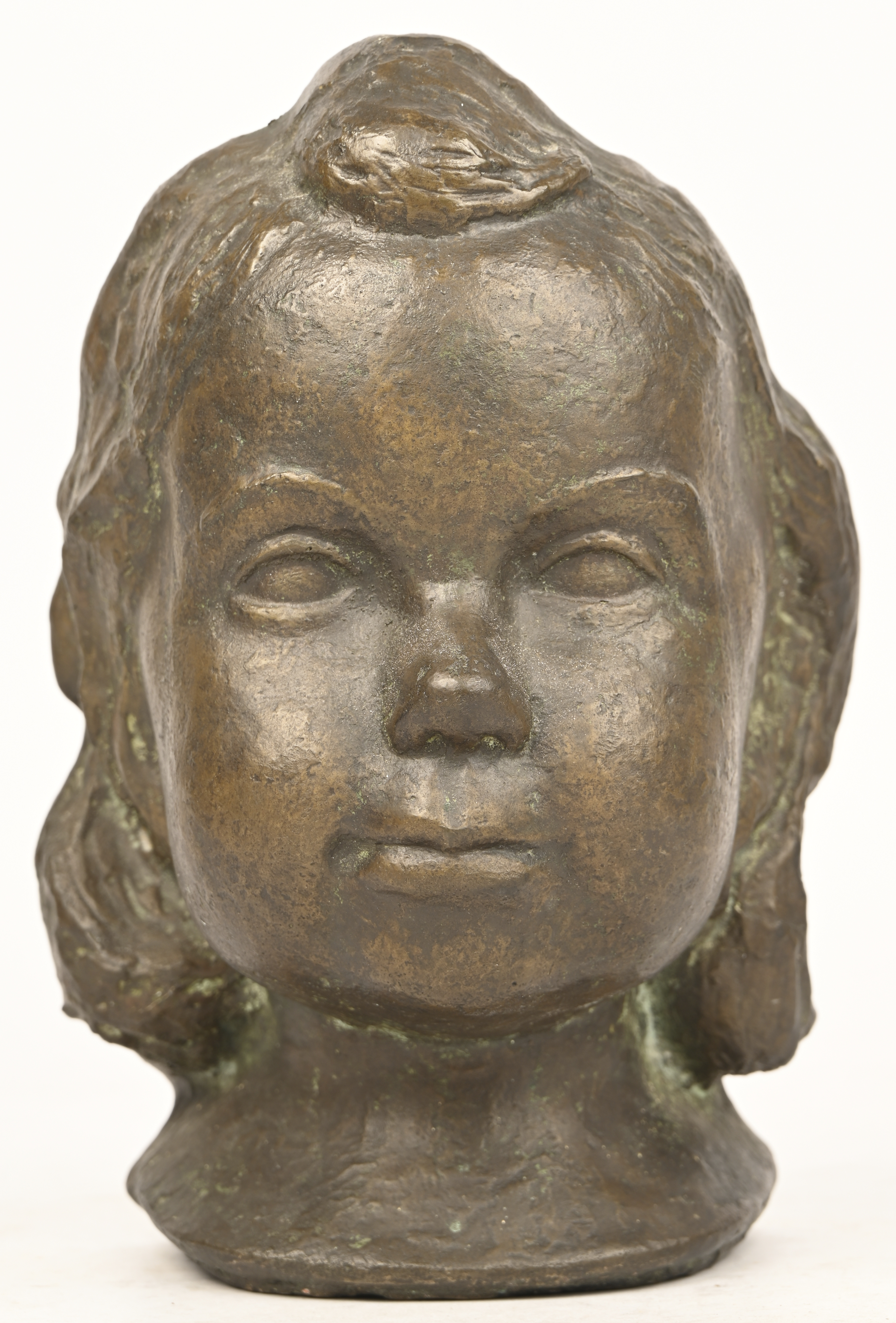 Een bronzen kinderhoofdje met gieterijstempel Een bronzen kinderhoofdje met gieterijstempel.