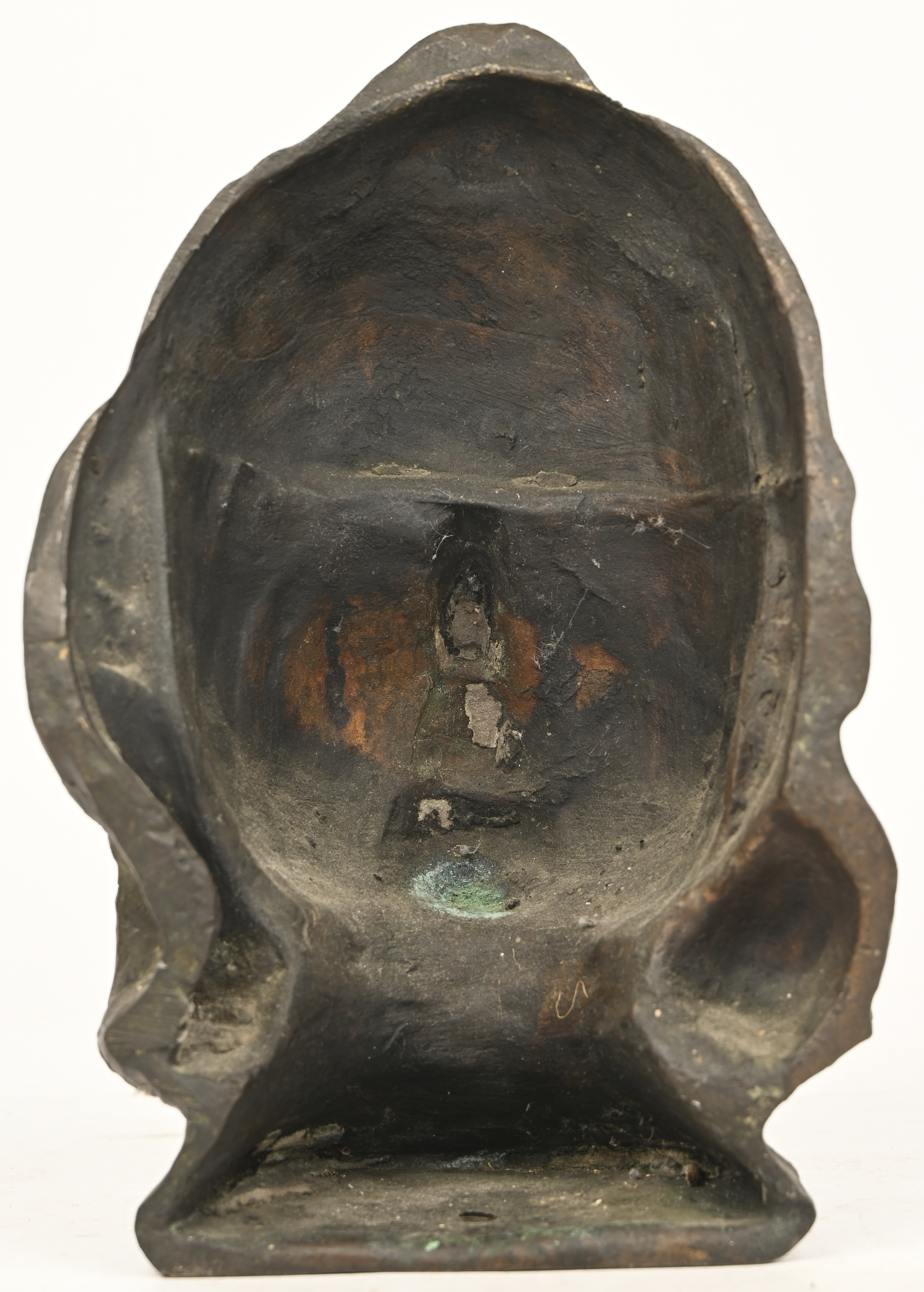 Een bronzen kinderhoofdje met gieterijstempel Een bronzen kinderhoofdje met gieterijstempel.