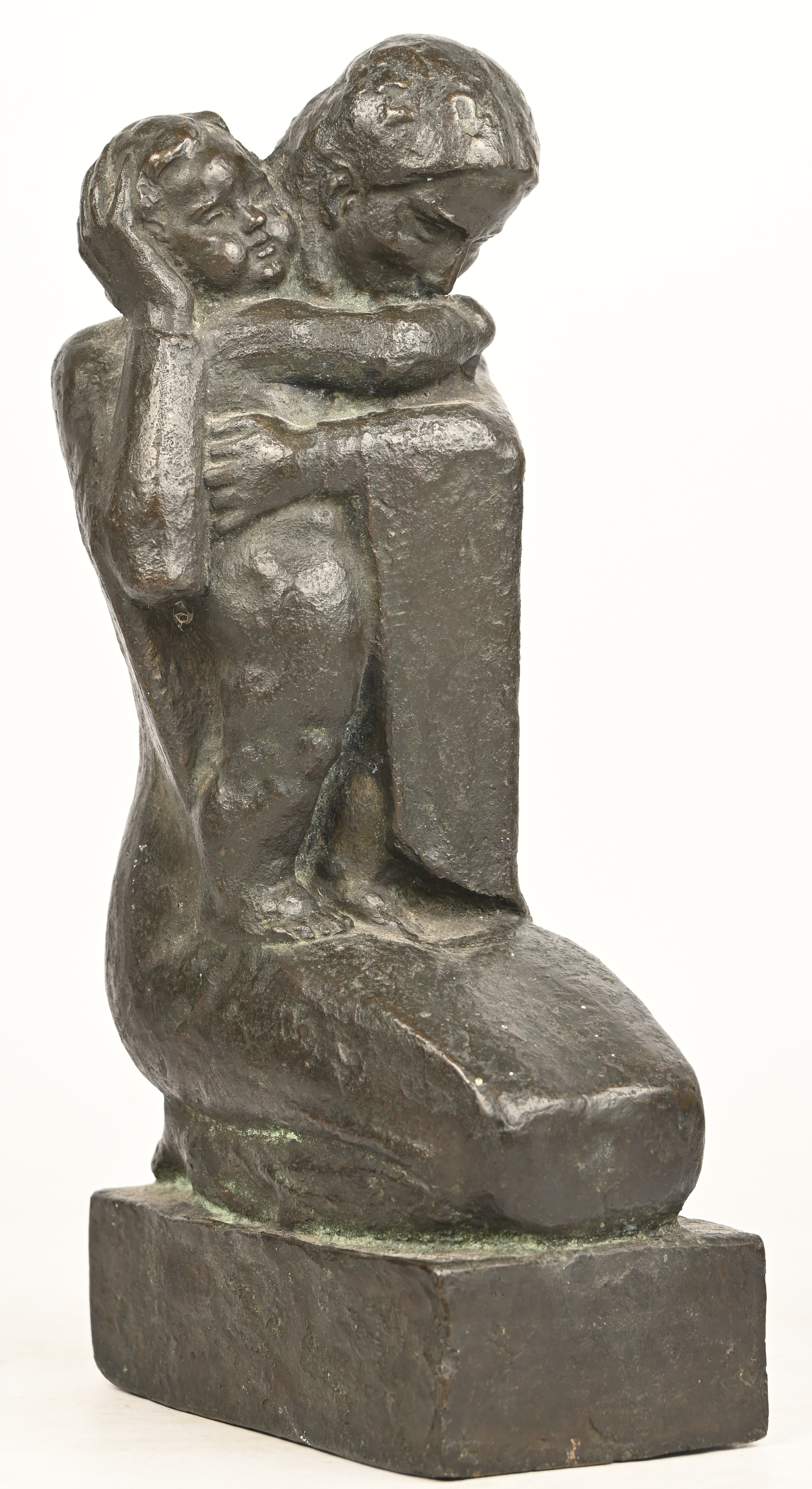 “Moeder en kind.” Bronzen sculptuur, draagt monogram W H “Moeder en kind.” Bronzen sculptuur, draagt monogram W H.