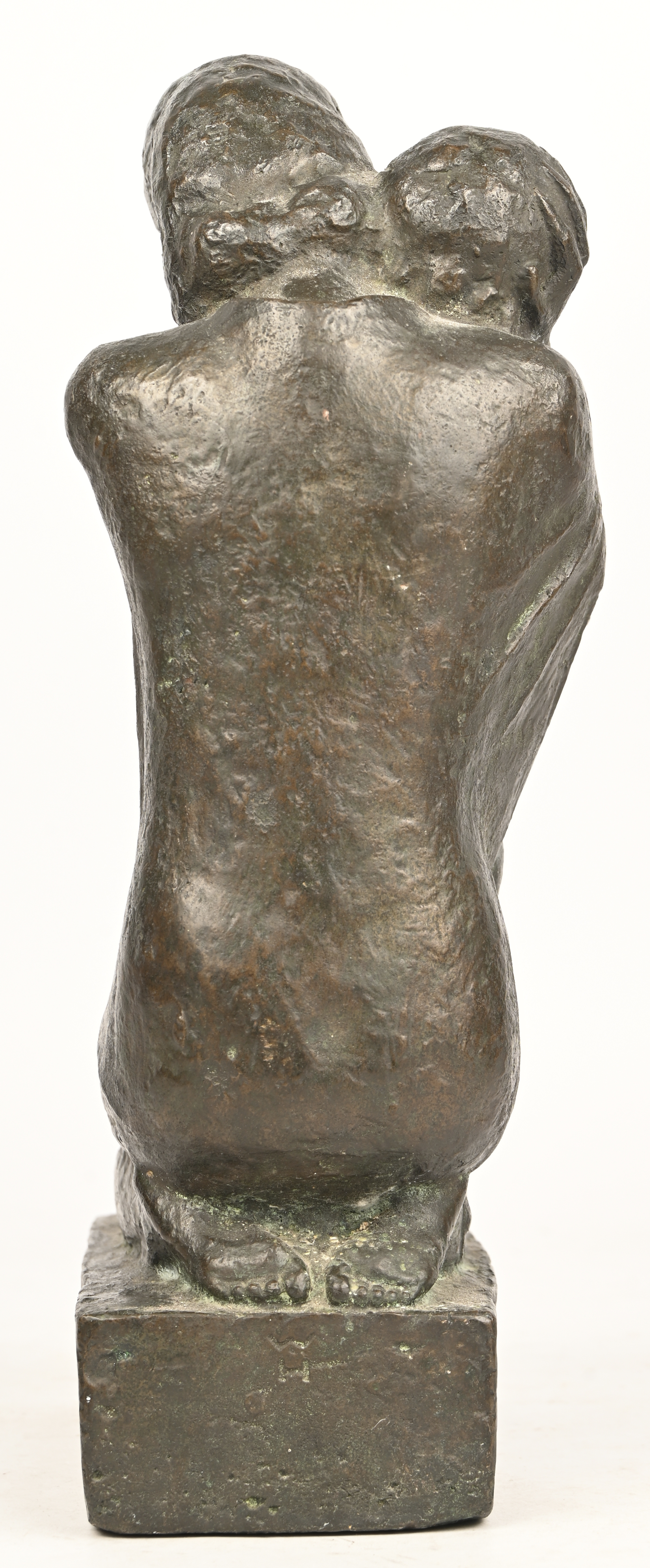 “Moeder en kind.” Bronzen sculptuur, draagt monogram W H “Moeder en kind.” Bronzen sculptuur, draagt monogram W H.