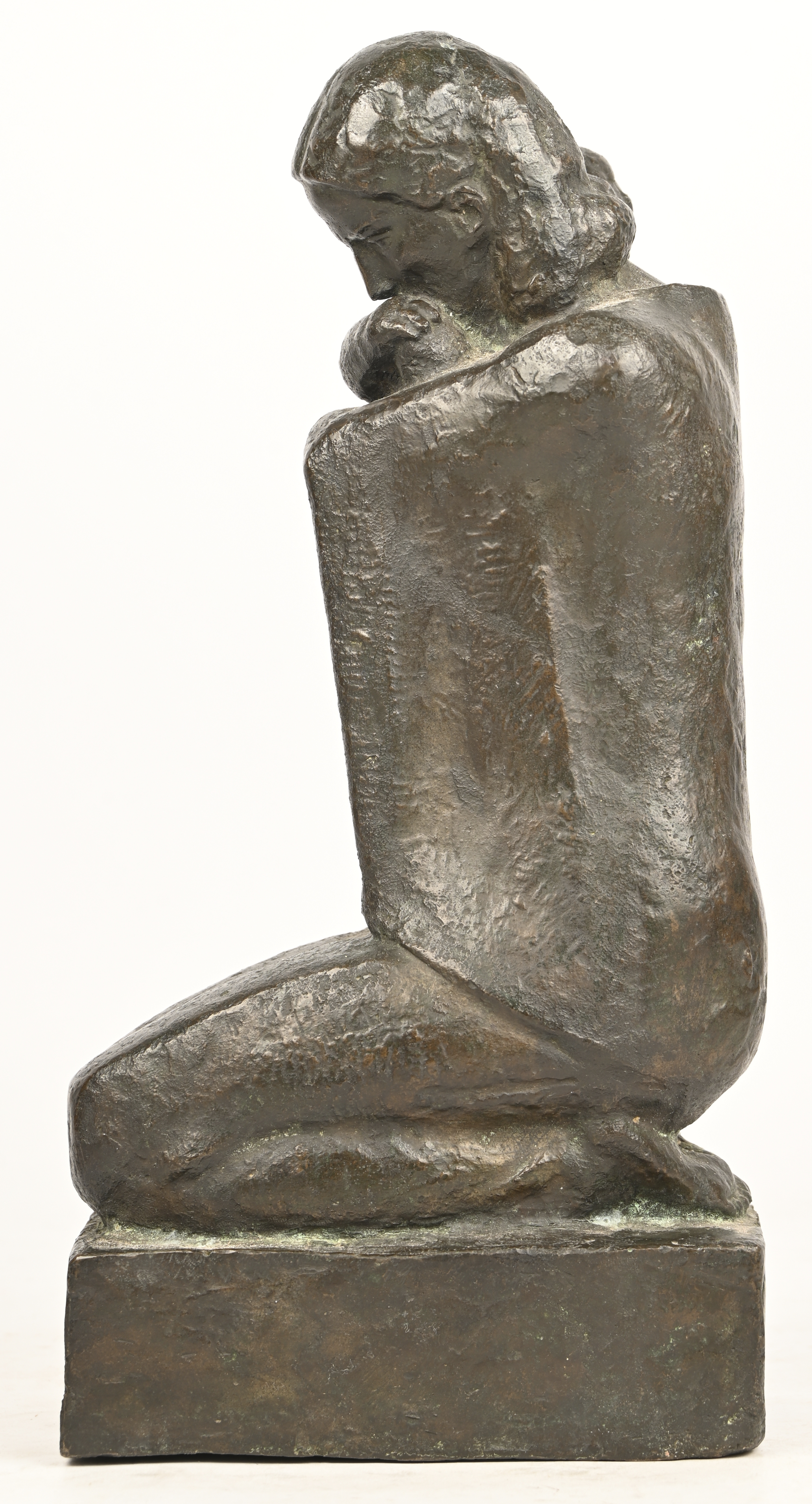 “Moeder en kind.” Bronzen sculptuur, draagt monogram W H “Moeder en kind.” Bronzen sculptuur, draagt monogram W H.