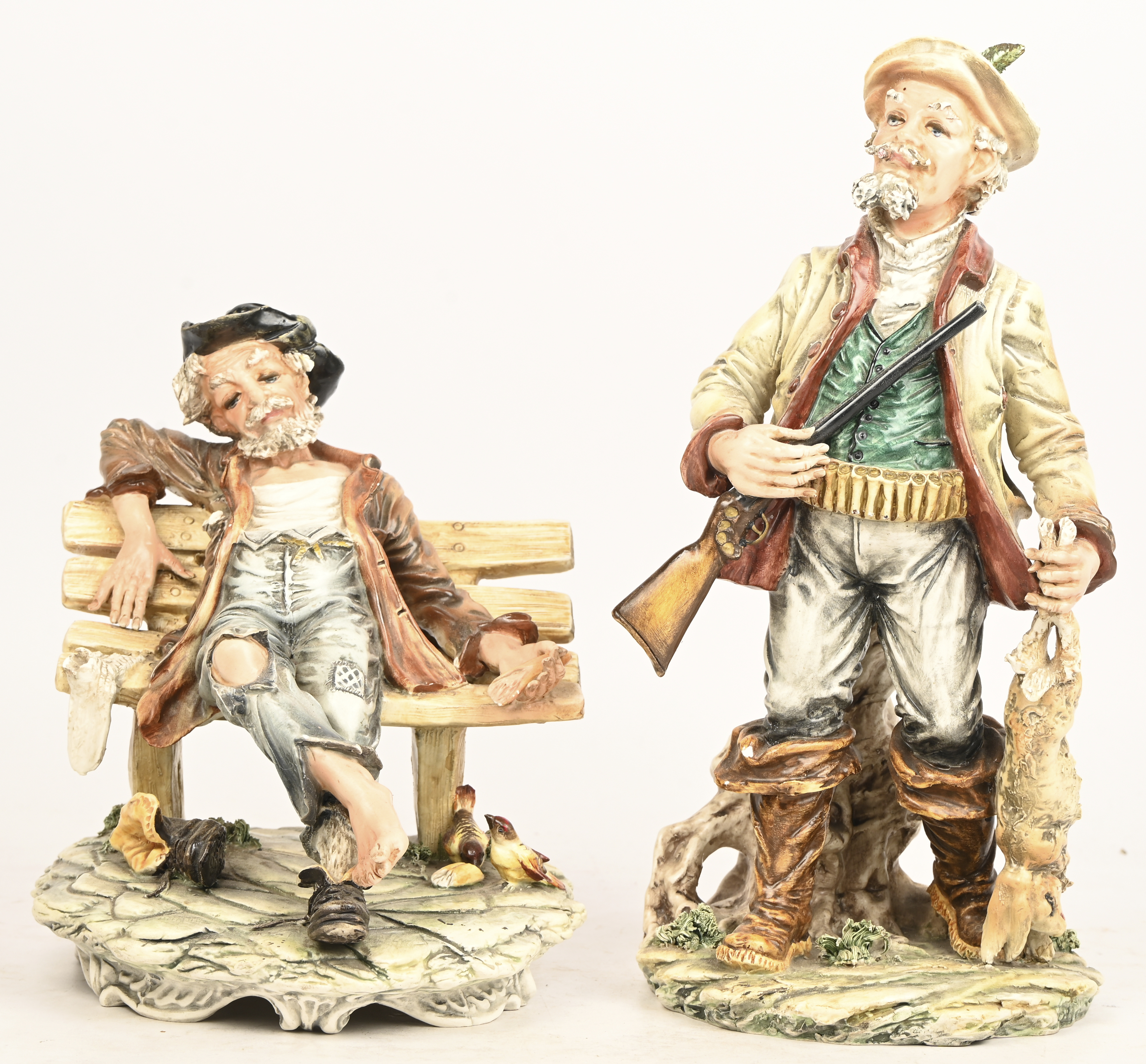Een lot van twee Capodimonte aardewerken beeldjes van een jager en een clochard Een lot van twee Capodimonte aardewerken beeldjes van een jager en een clochard.