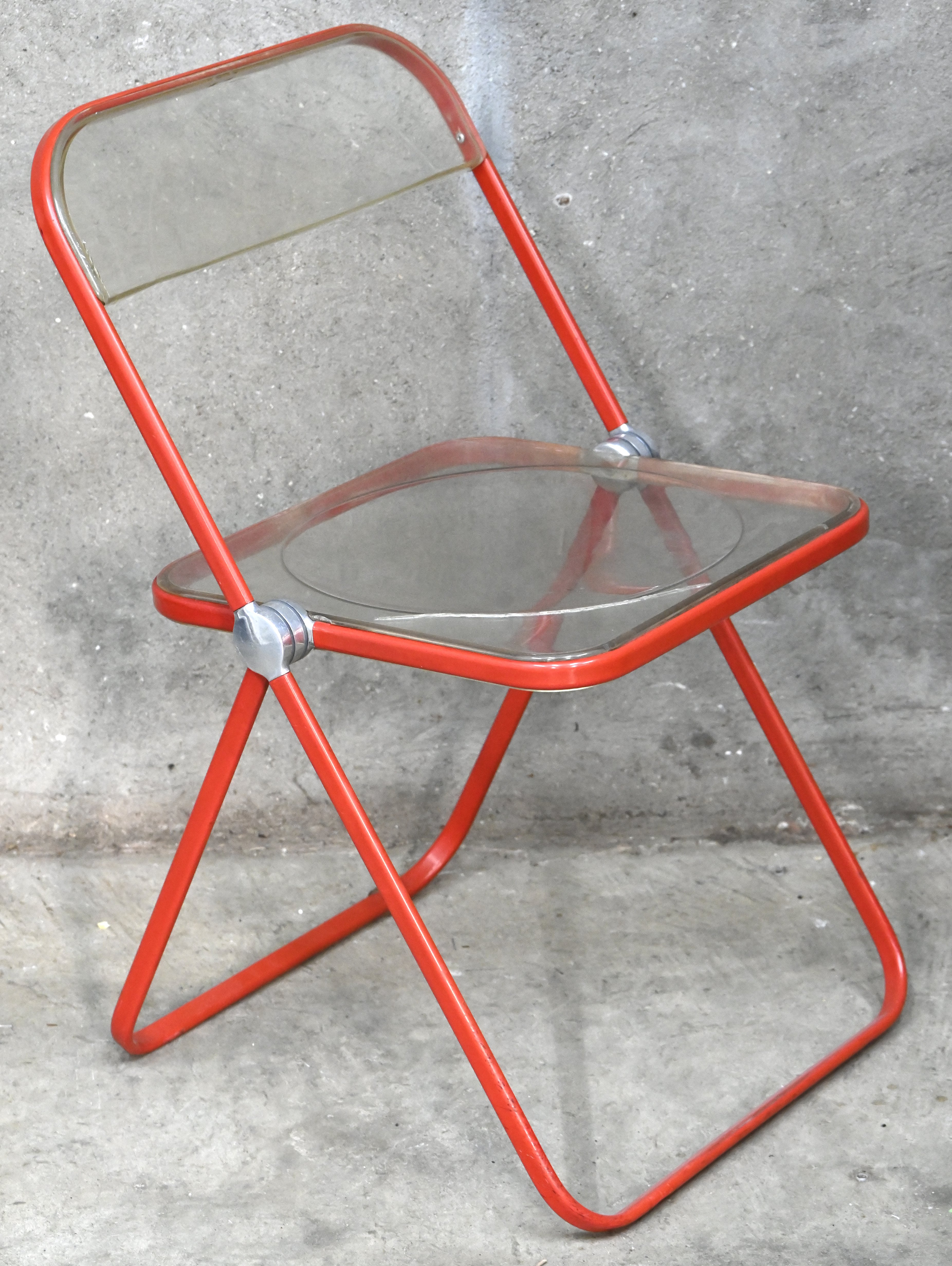 ‘Plia’, een vintage plooistoel ontworpen door Giancarlo Piretti (1940). Met een grote barst in het zitvlak. Model uit 1968, de zit wordt nog steeds gemaakt ‘Plia’, een vintage plooistoel ontworpen door Giancarlo Piretti (1940). Met een grote barst in het zitvlak. Model uit 1968, de zit wordt nog steeds gemaakt.