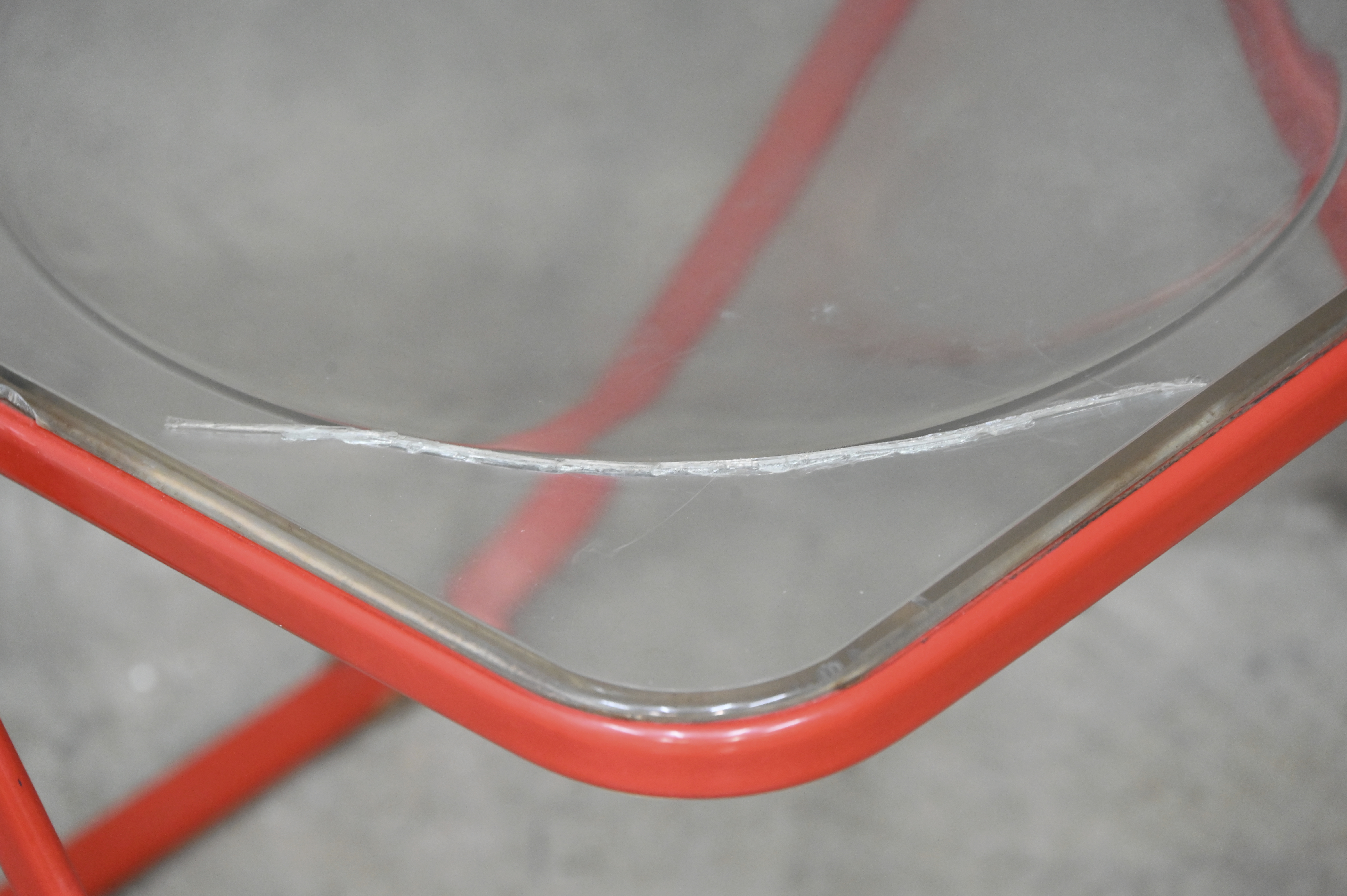 ‘Plia’, een vintage plooistoel ontworpen door Giancarlo Piretti (1940). Met een grote barst in het zitvlak. Model uit 1968, de zit wordt nog steeds gemaakt ‘Plia’, een vintage plooistoel ontworpen door Giancarlo Piretti (1940). Met een grote barst in het zitvlak. Model uit 1968, de zit wordt nog steeds gemaakt.