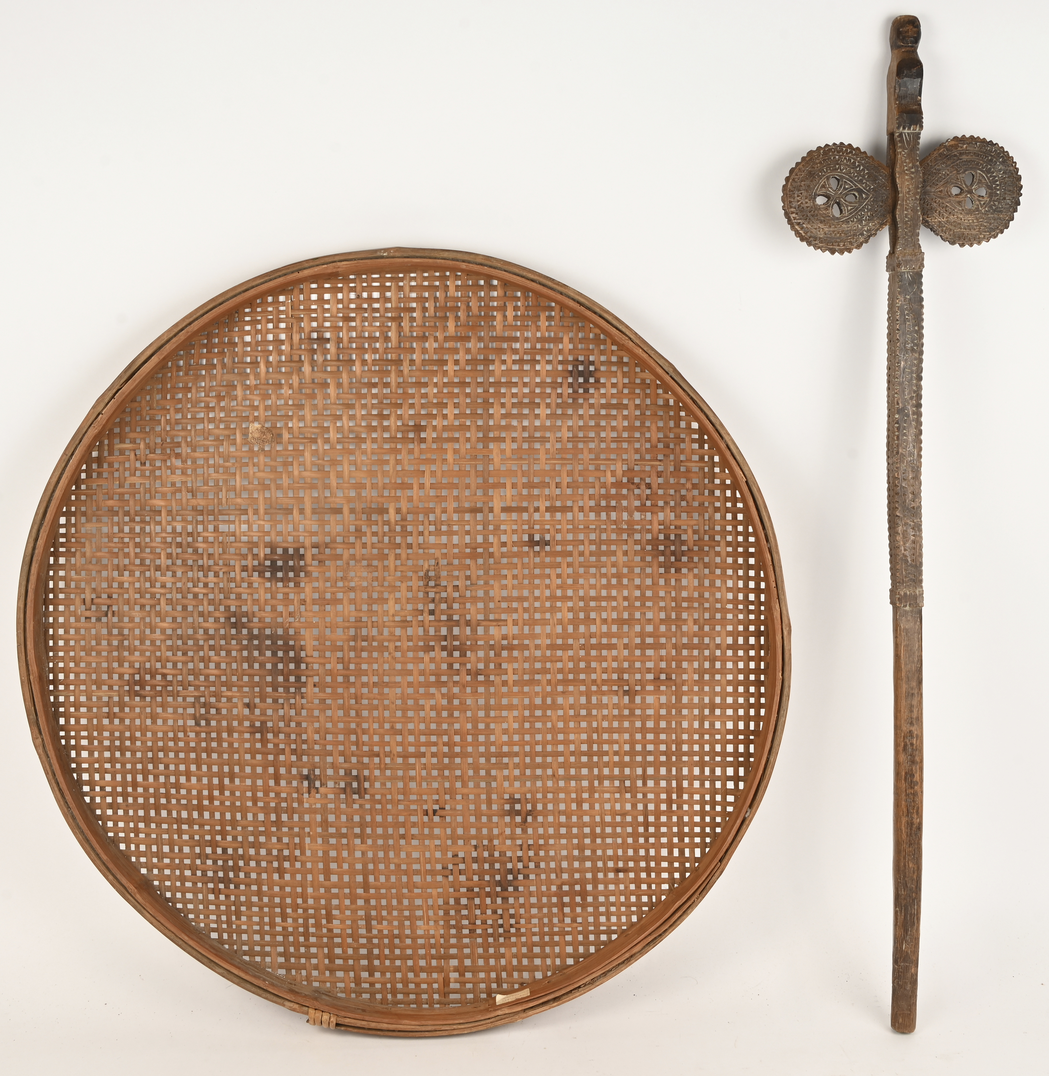 Een Chinese rijstzeef en een gestoken houten onderdeel van een spinnenwiel, vermoedelijk Grieks Een Chinese rijstzeef en een gestoken houten onderdeel van een spinnenwiel, vermoedelijk Grieks.