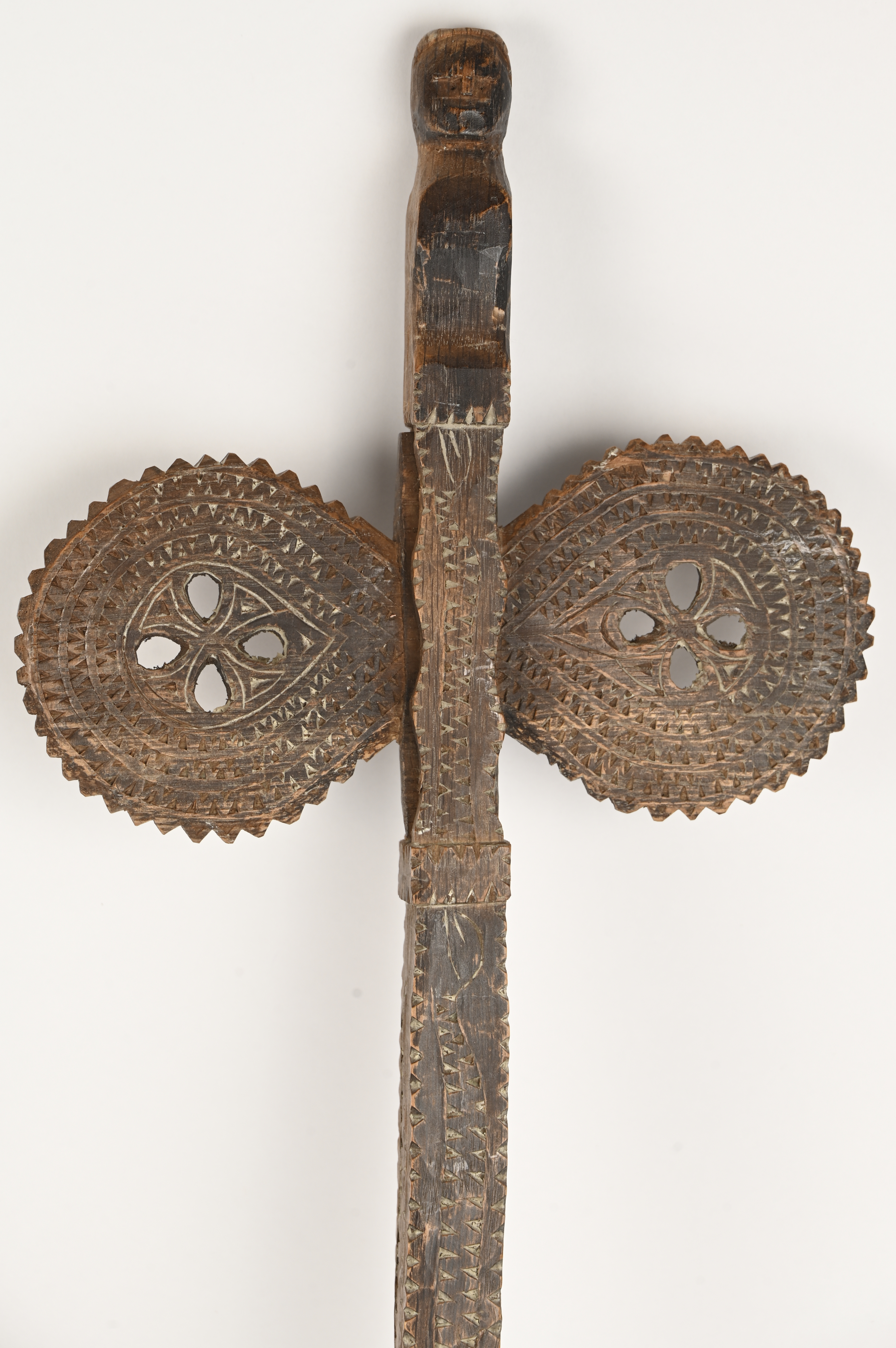 Een Chinese rijstzeef en een gestoken houten onderdeel van een spinnenwiel, vermoedelijk Grieks Een Chinese rijstzeef en een gestoken houten onderdeel van een spinnenwiel, vermoedelijk Grieks.