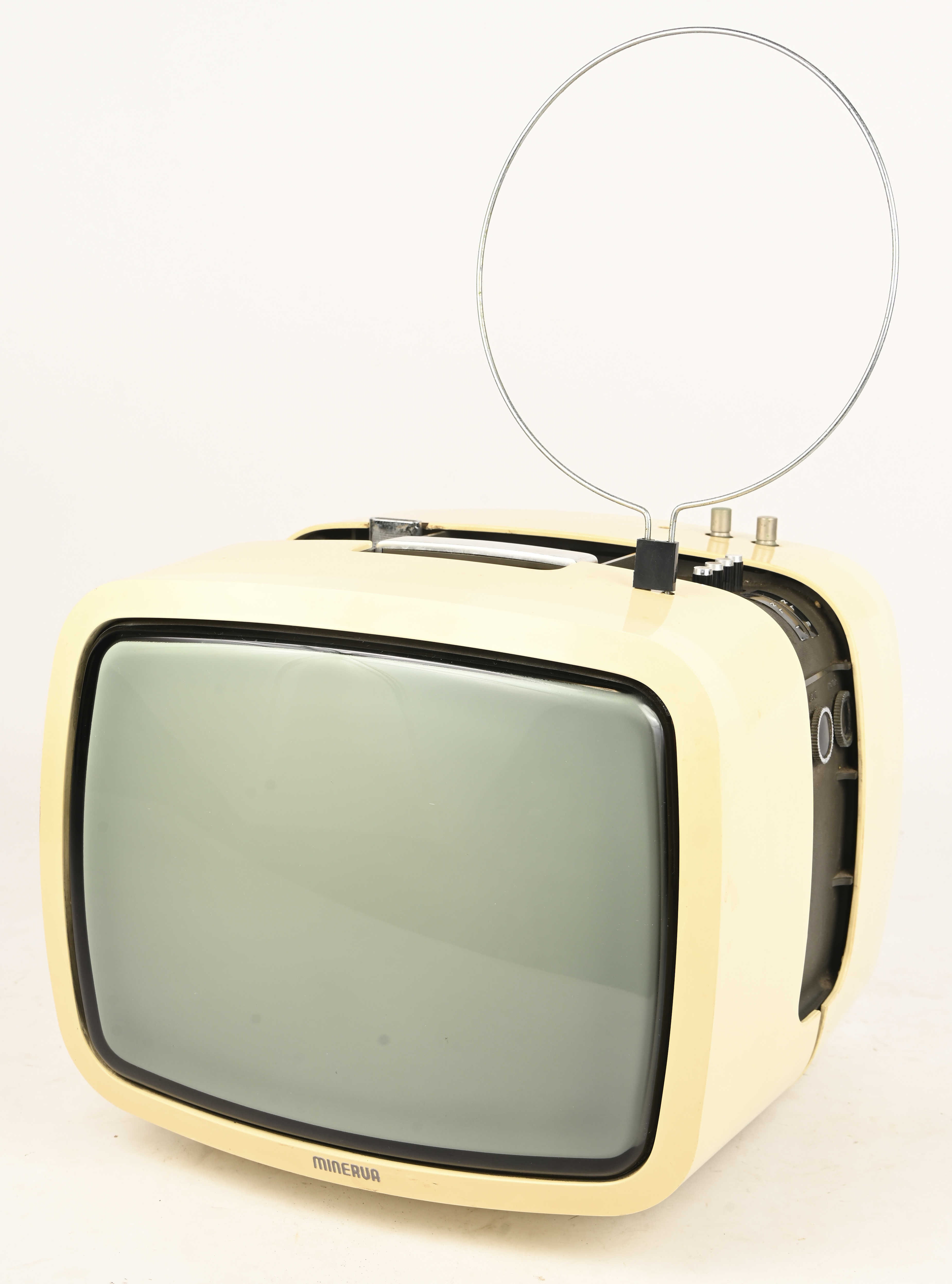 ‘Ikaro’, een draagbaar vintage televisietoestel door Minerva. Kabel is manco ‘Ikaro’, een draagbaar vintage televisietoestel door Minerva. Kabel is manco.