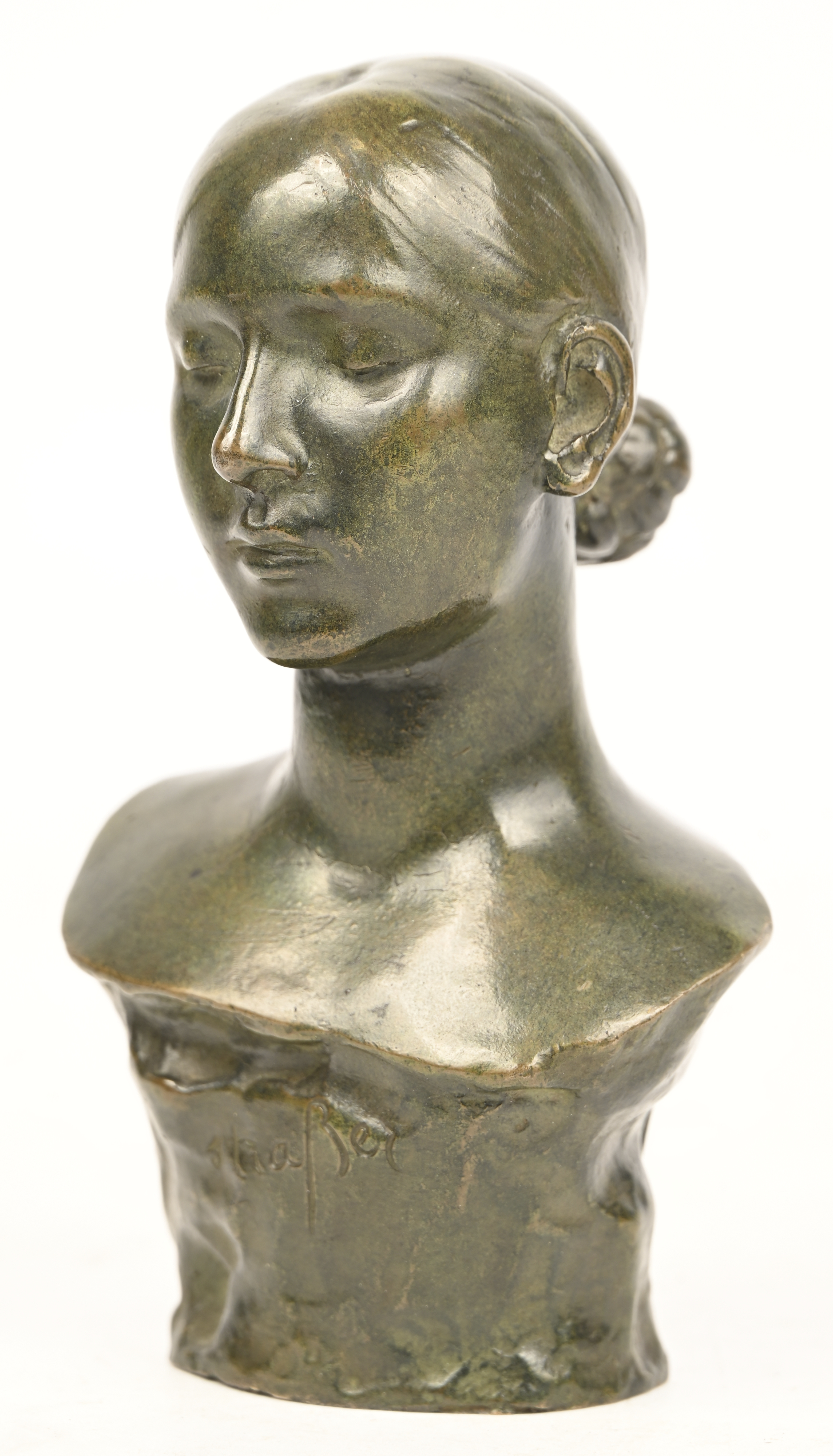 ‘Buste van een jonge vrouw’, een beeldje van gepatinneerd brons. Getekend Straber ‘Buste van een jonge vrouw’, een beeldje van gepatinneerd brons. Getekend Straber.