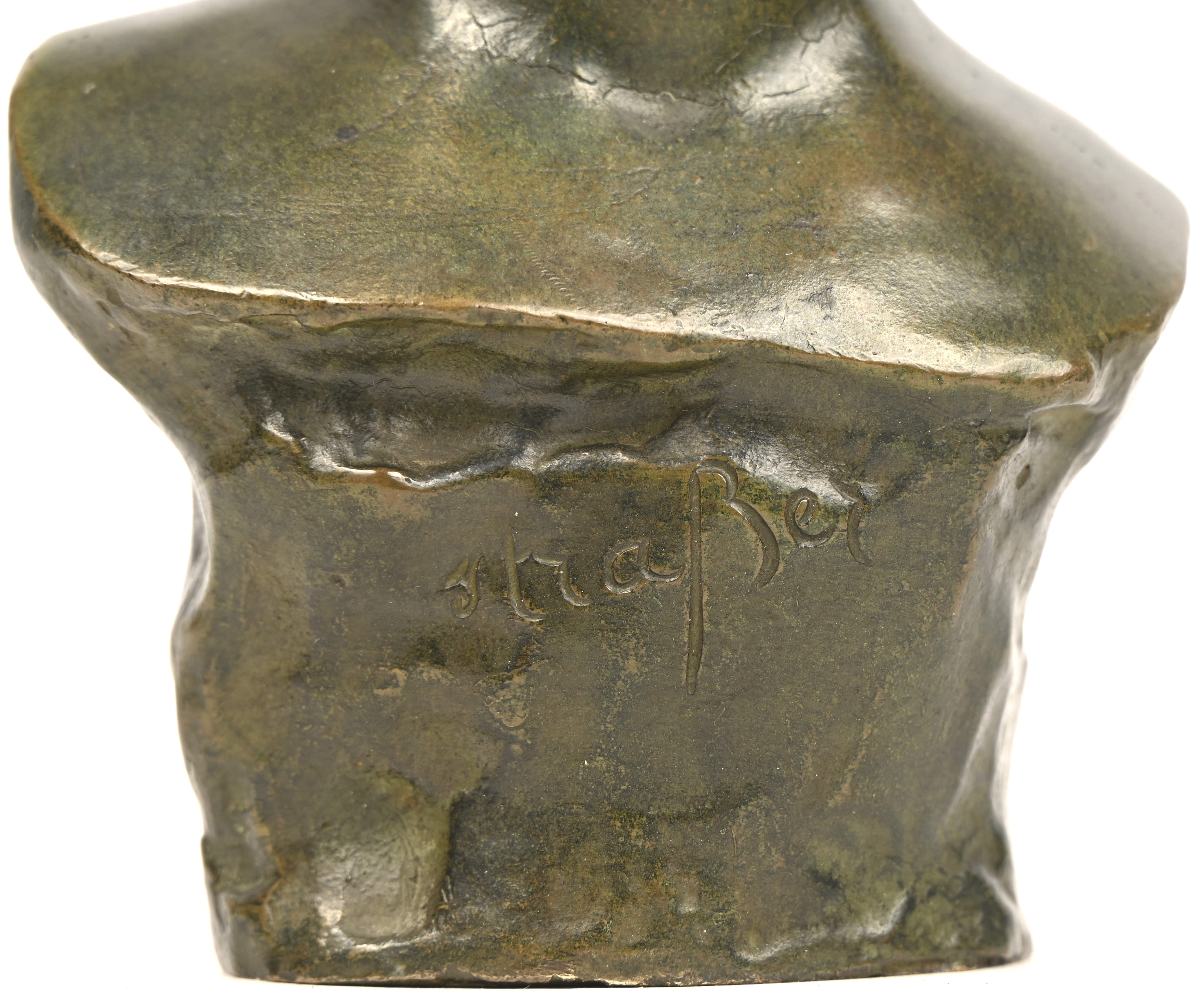 ‘Buste van een jonge vrouw’, een beeldje van gepatinneerd brons. Getekend Straber ‘Buste van een jonge vrouw’, een beeldje van gepatinneerd brons. Getekend Straber.