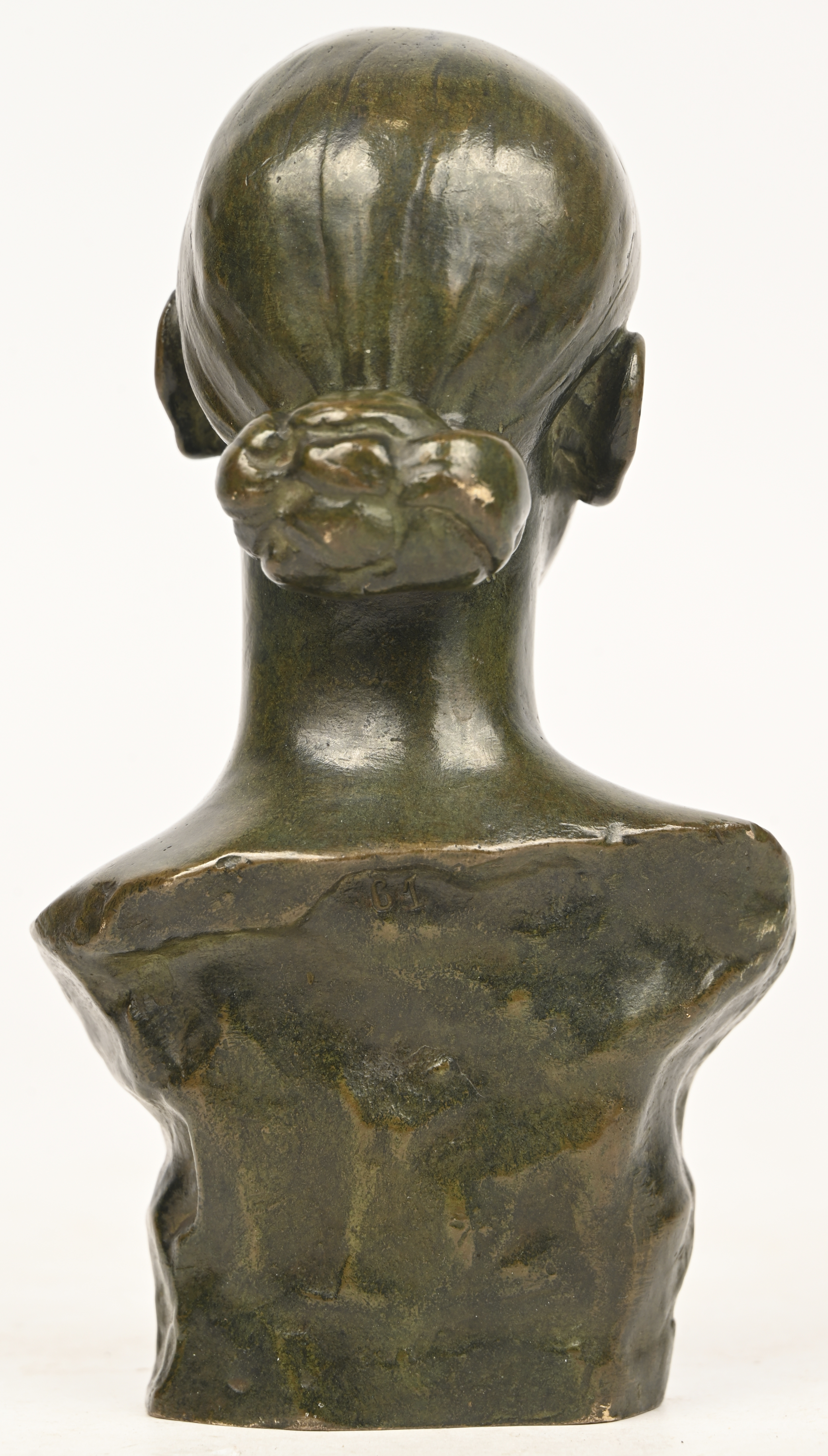 ‘Buste van een jonge vrouw’, een beeldje van gepatinneerd brons. Getekend Straber ‘Buste van een jonge vrouw’, een beeldje van gepatinneerd brons. Getekend Straber.