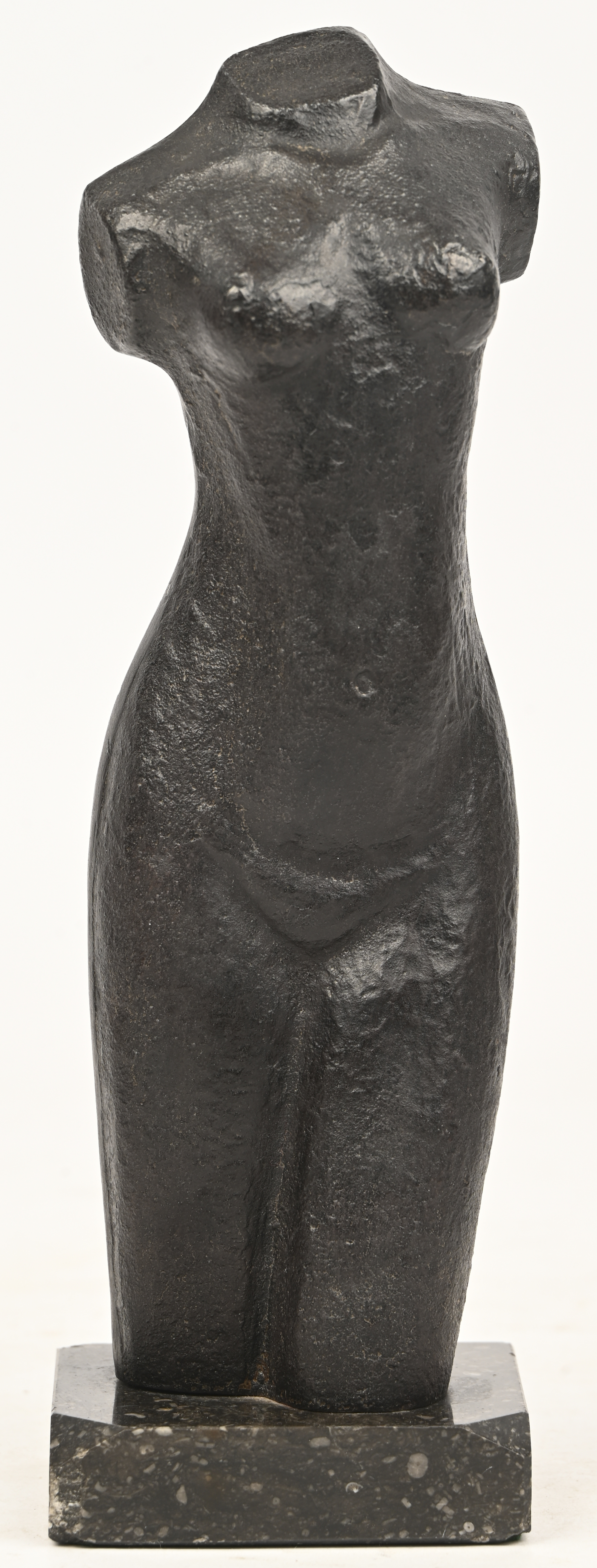 ‘Vrouwelijke buste’, een gietijzeren beeldje op een zwart marmeren voet. Getekend Jos Van Acker 76 ‘Vrouwelijke buste’, een gietijzeren beeldje op een zwart marmeren voet. Getekend Jos Van Acker 76.