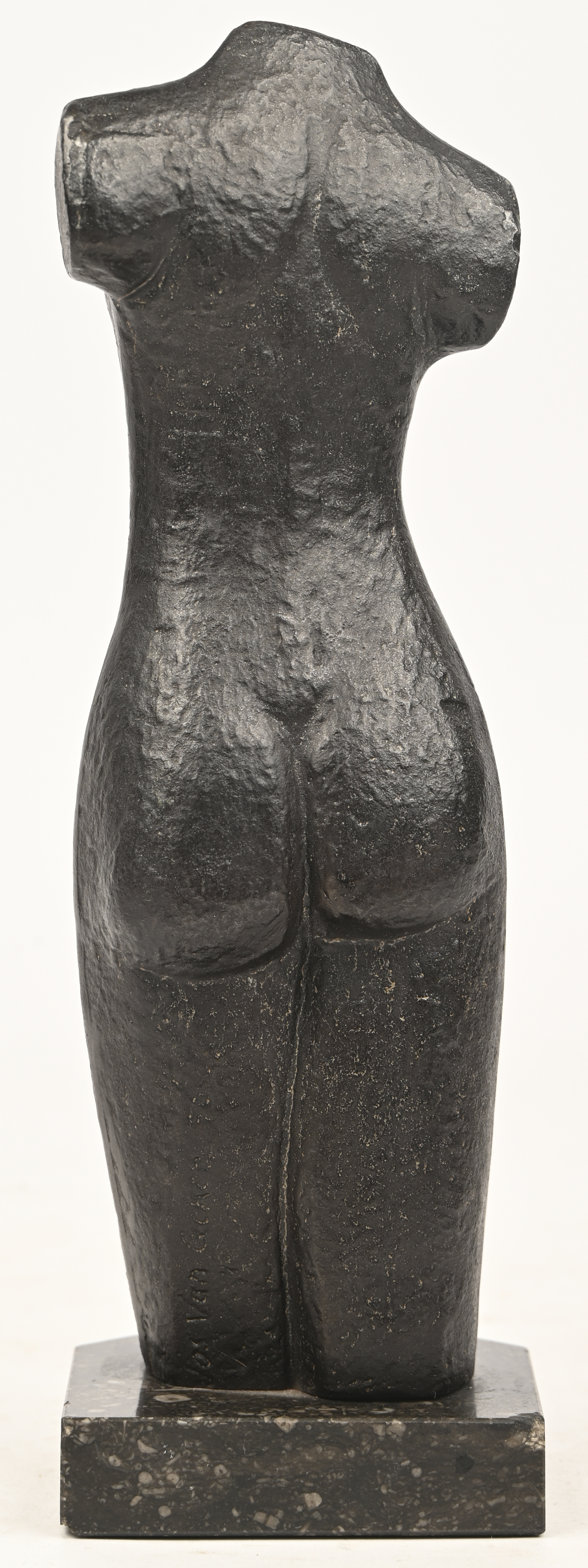 ‘Vrouwelijke buste’, een gietijzeren beeldje op een zwart marmeren voet. Getekend Jos Van Acker 76 ‘Vrouwelijke buste’, een gietijzeren beeldje op een zwart marmeren voet. Getekend Jos Van Acker 76.