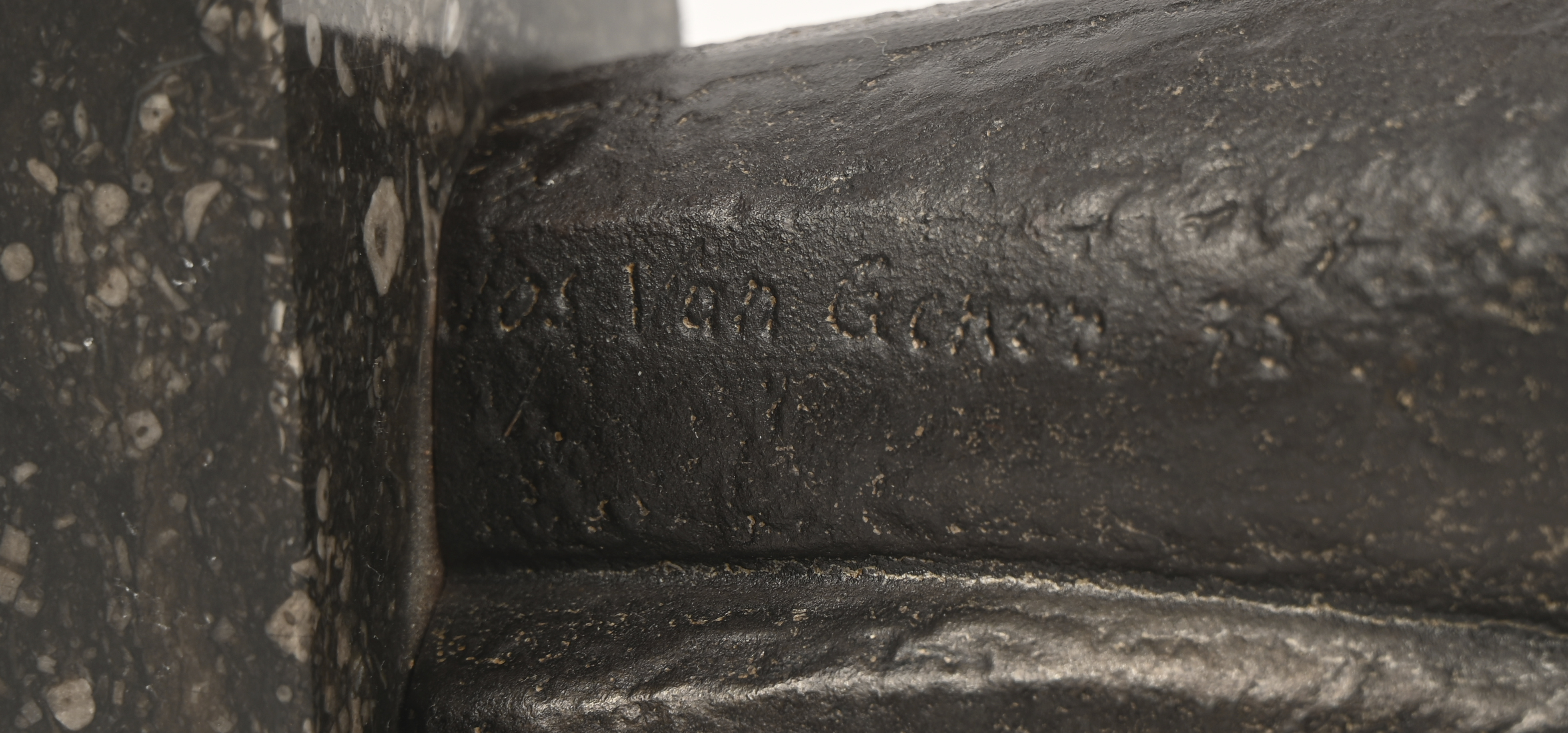 ‘Vrouwelijke buste’, een gietijzeren beeldje op een zwart marmeren voet. Getekend Jos Van Acker 76 ‘Vrouwelijke buste’, een gietijzeren beeldje op een zwart marmeren voet. Getekend Jos Van Acker 76.