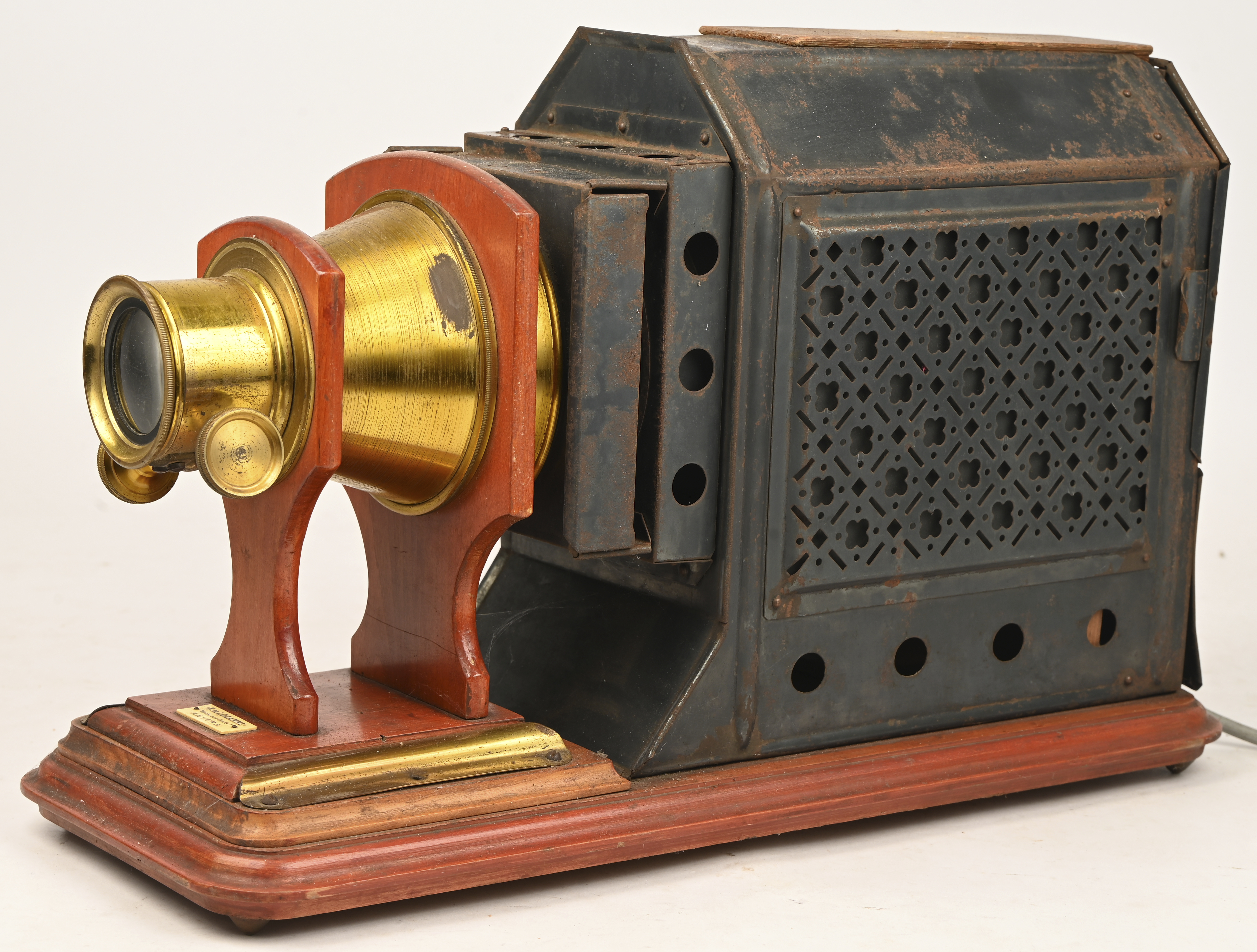 ‘Toverlantaarn’, een antieke projector in houten koffertje ‘Toverlantaarn’, een antieke projector in houten koffertje.
