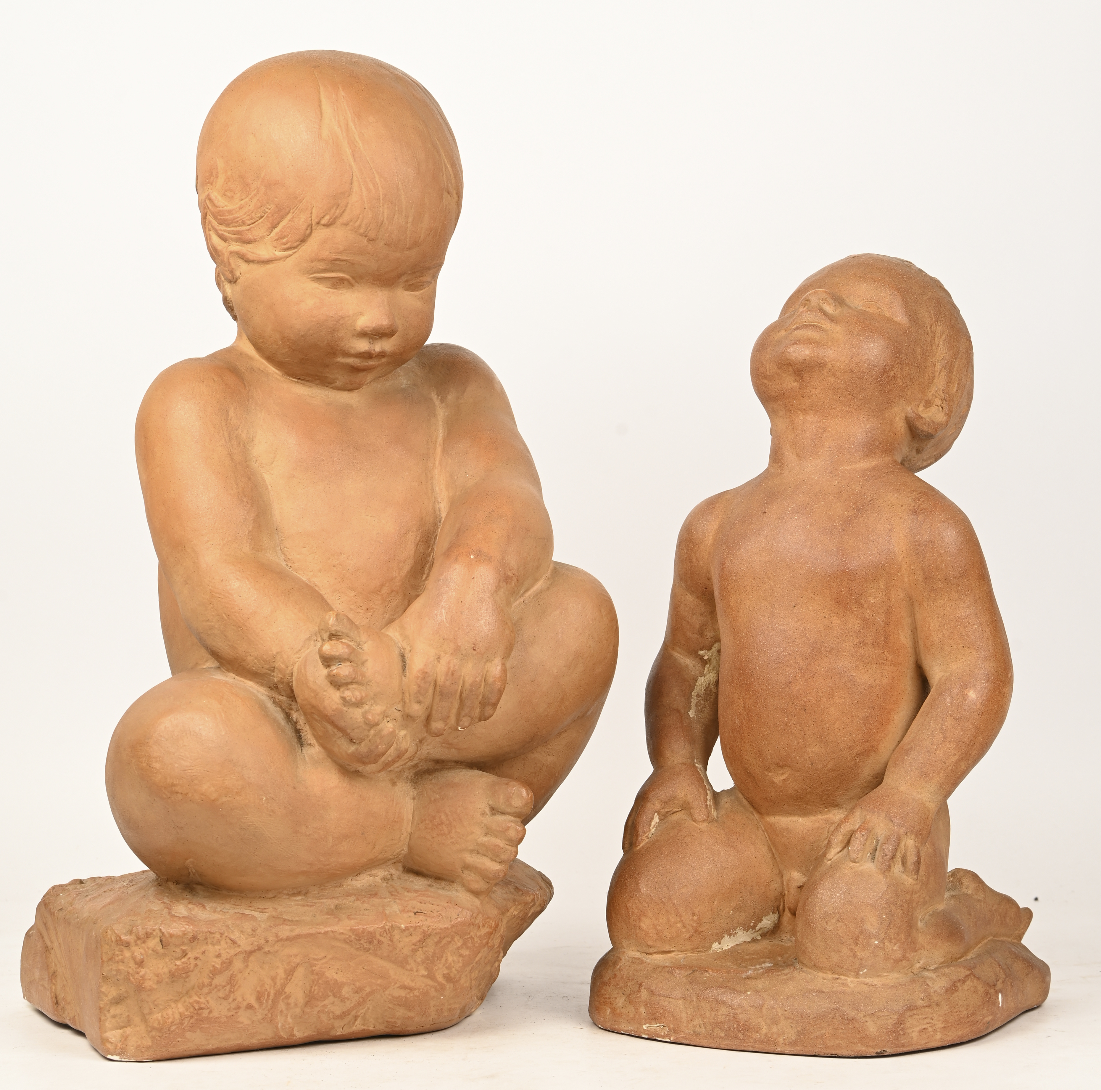Twee peuters, een paar beelden van gepatinneerd plaaster. Terra cotta look. Gemerkt BBW, Museum pieces Twee peuters, een paar beelden van gepatinneerd plaaster. Terra cotta look. Gemerkt BBW, Museum pieces.