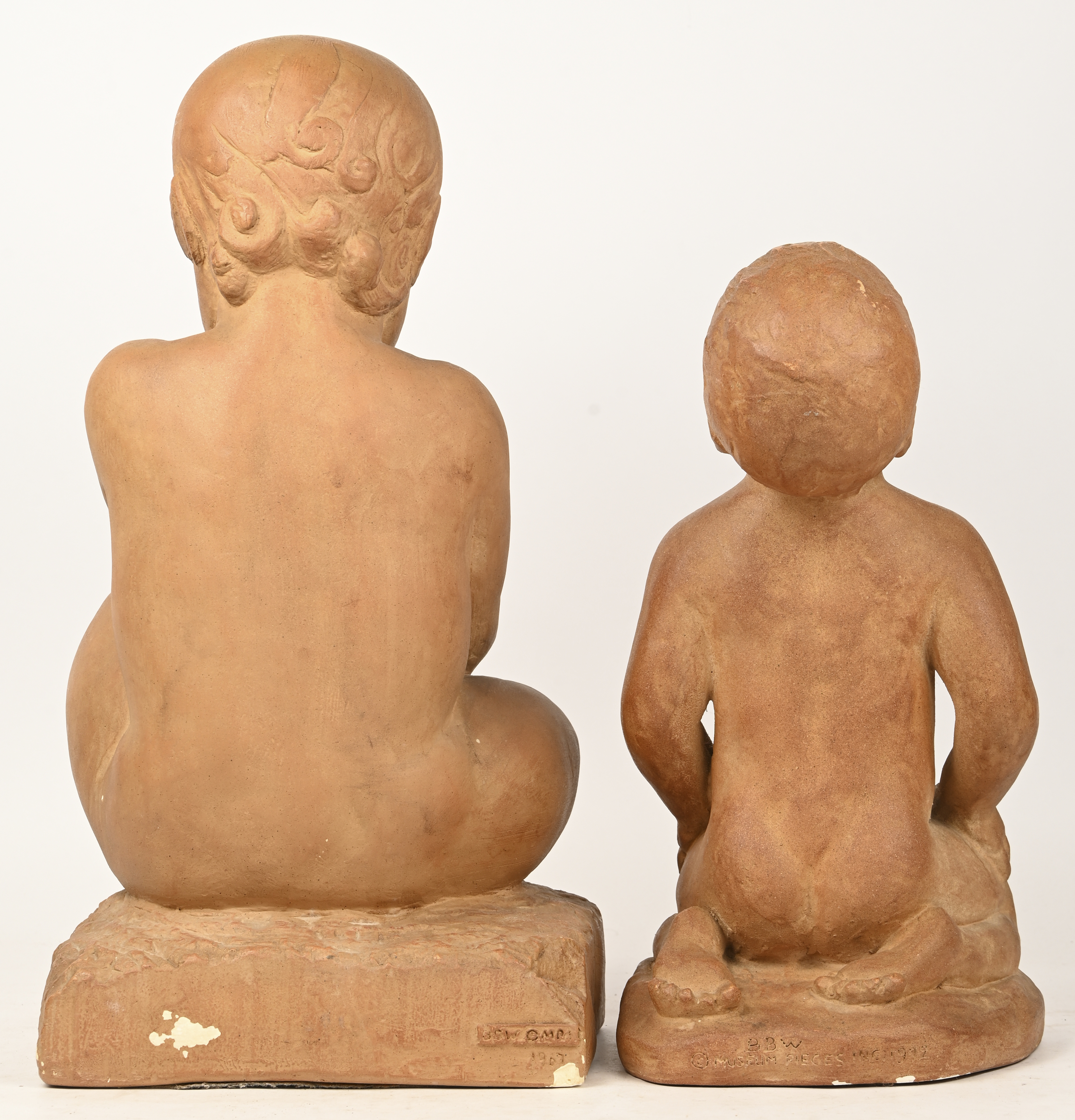 Twee peuters, een paar beelden van gepatinneerd plaaster. Terra cotta look. Gemerkt BBW, Museum pieces Twee peuters, een paar beelden van gepatinneerd plaaster. Terra cotta look. Gemerkt BBW, Museum pieces.