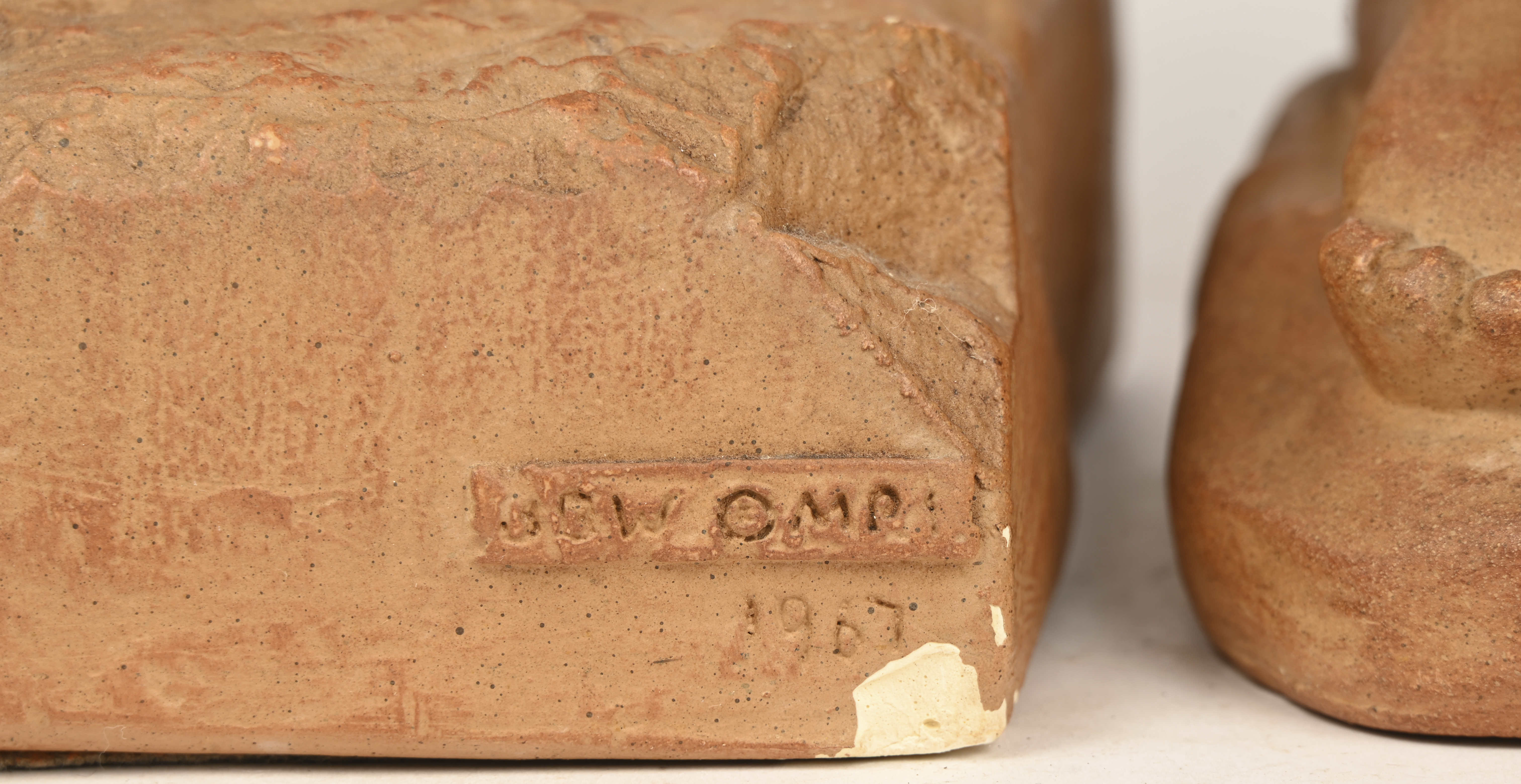 Twee peuters, een paar beelden van gepatinneerd plaaster. Terra cotta look. Gemerkt BBW, Museum pieces Twee peuters, een paar beelden van gepatinneerd plaaster. Terra cotta look. Gemerkt BBW, Museum pieces.