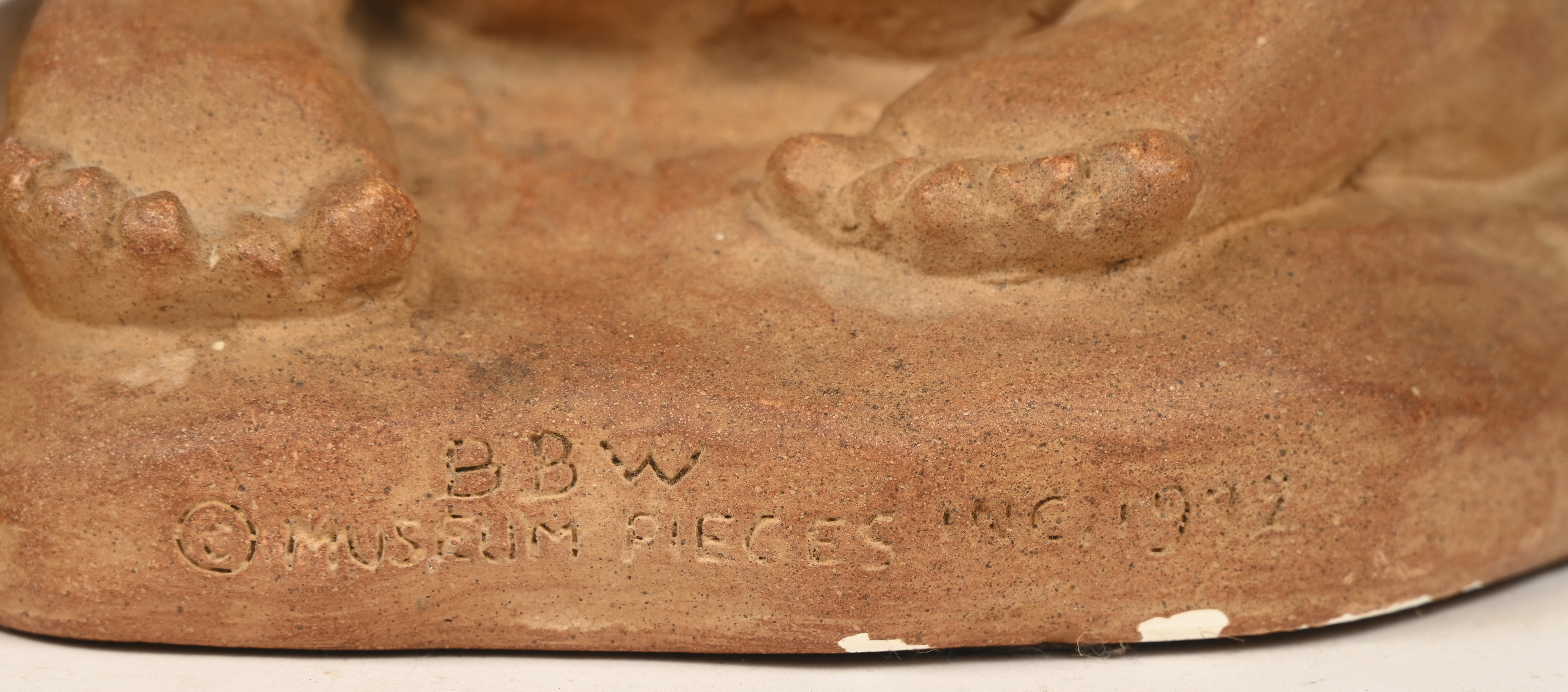 Twee peuters, een paar beelden van gepatinneerd plaaster. Terra cotta look. Gemerkt BBW, Museum pieces Twee peuters, een paar beelden van gepatinneerd plaaster. Terra cotta look. Gemerkt BBW, Museum pieces.