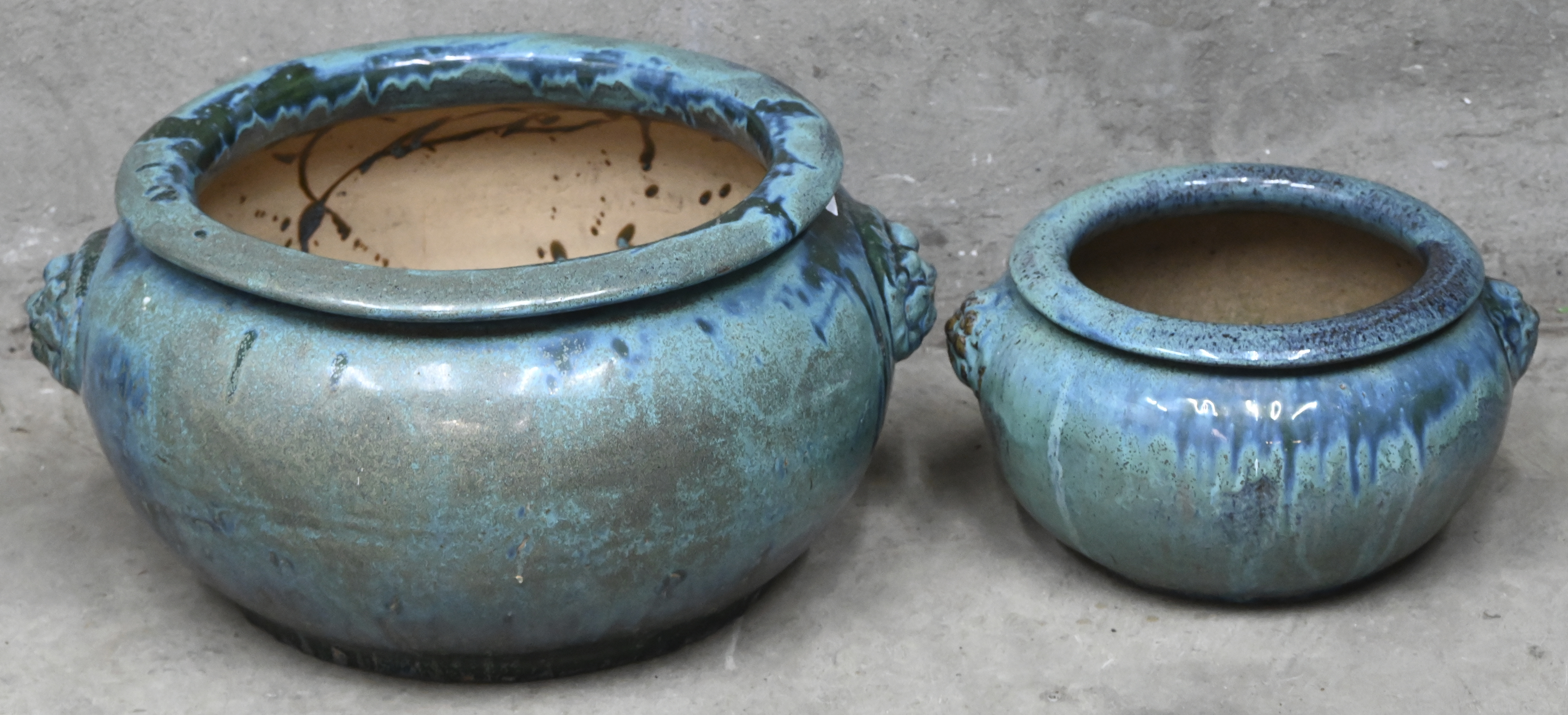 Twee Chinese jardinières van blauw geglazuurd aardewerk Twee Chinese jardinières van blauw geglazuurd aardewerk.