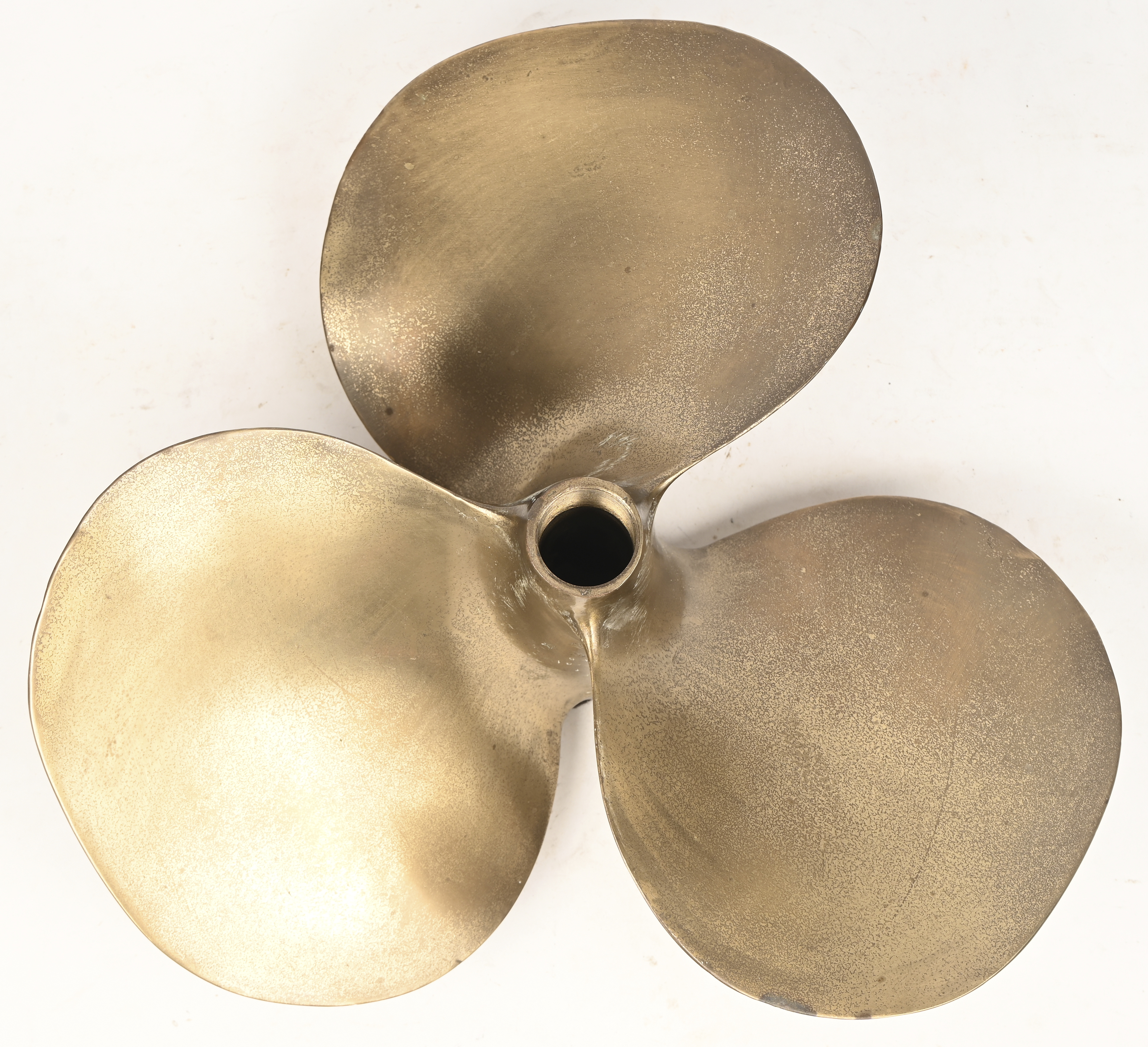 Een koperen schroef van een middelgroot schip met verscheidene nummers en stempels Een koperen schroef van een middelgroot schip met verscheidene nummers en stempels.