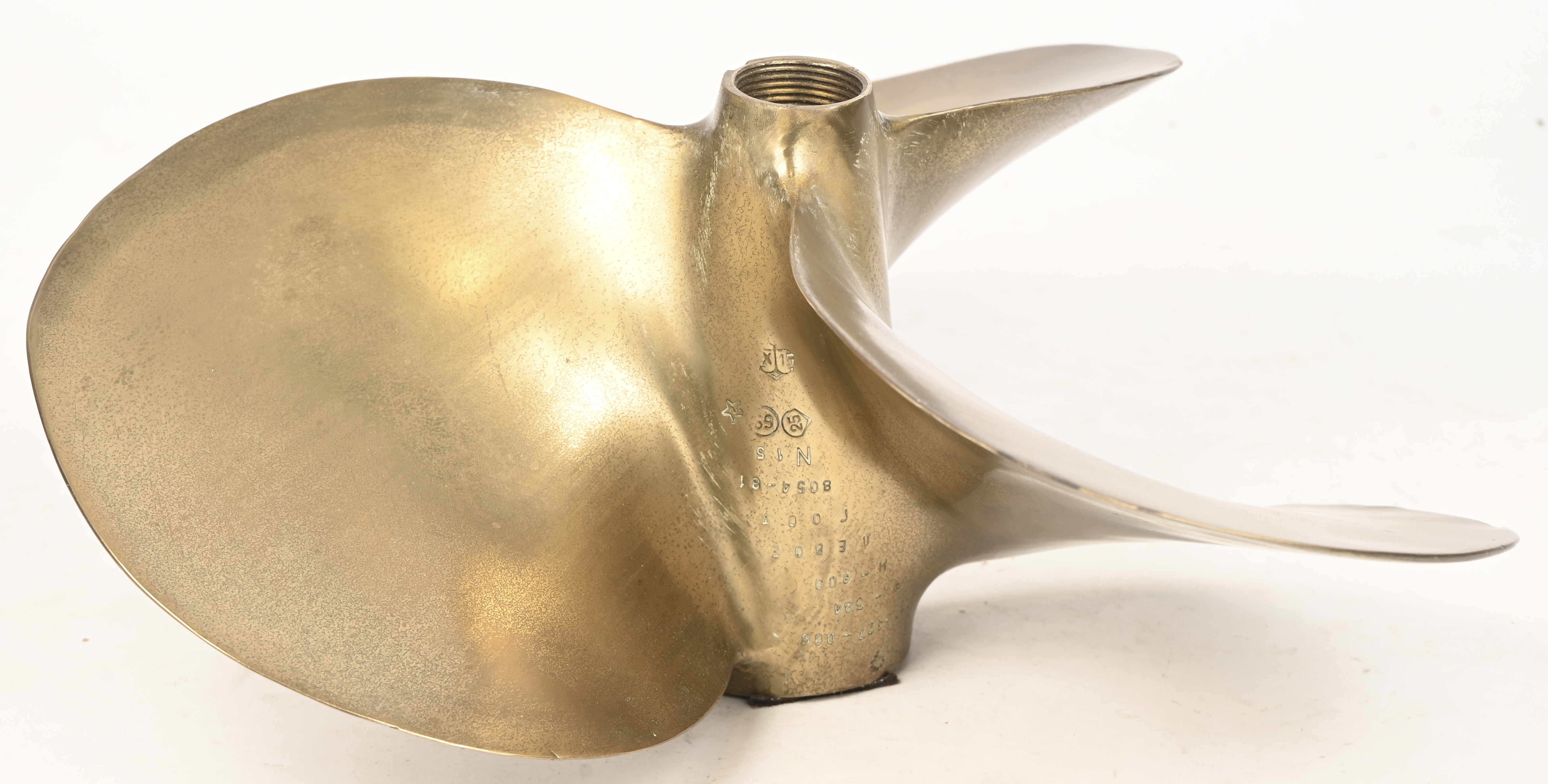 Een koperen schroef van een middelgroot schip met verscheidene nummers en stempels Een koperen schroef van een middelgroot schip met verscheidene nummers en stempels.