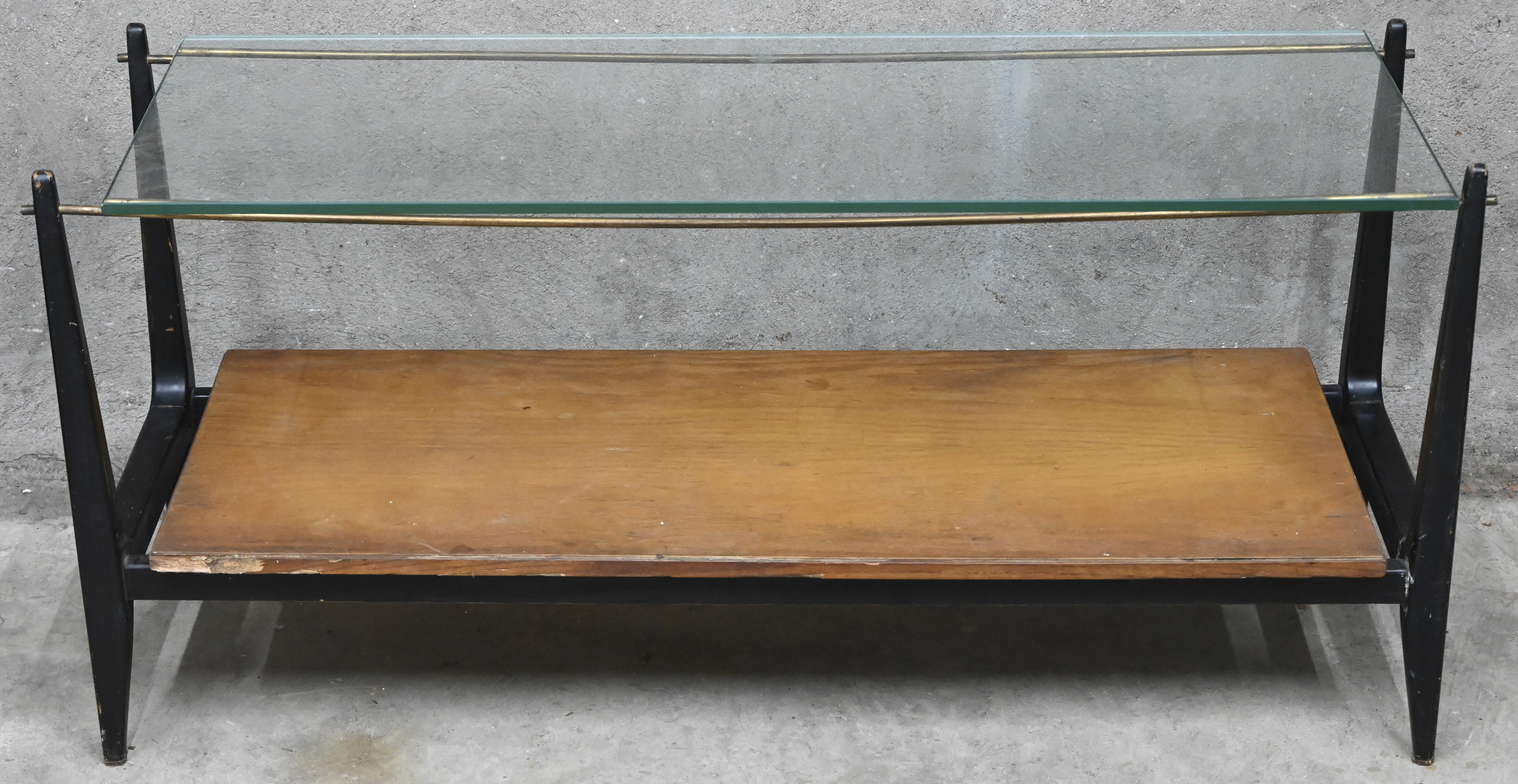 Een vintage salontafeltje met glazen blad. Design 1960. Gebruikssporen Een vintage salontafeltje met glazen blad. Design 1960. Gebruikssporen.