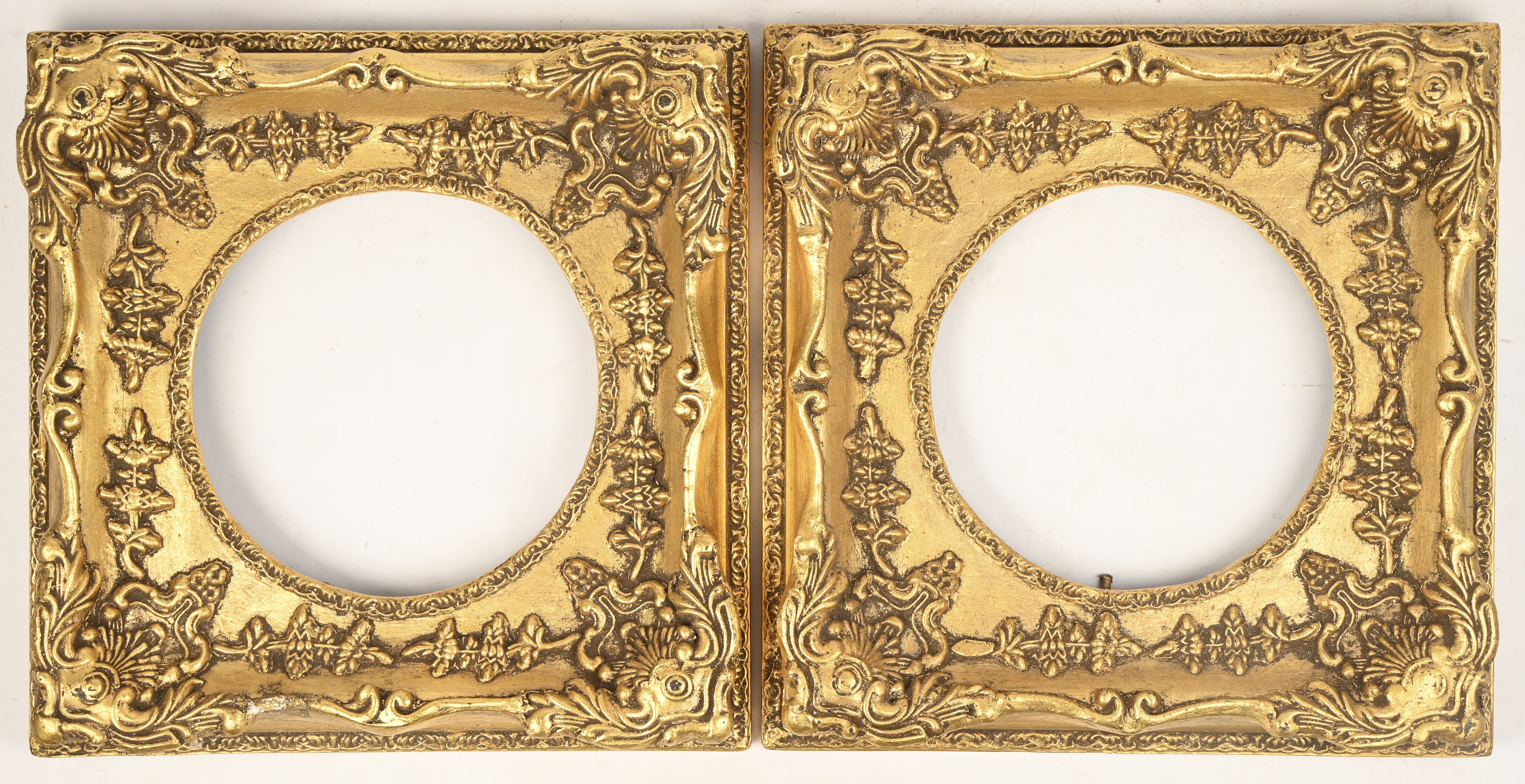 Een paar recente vergulde kaders Een paar recente vergulde kaders.