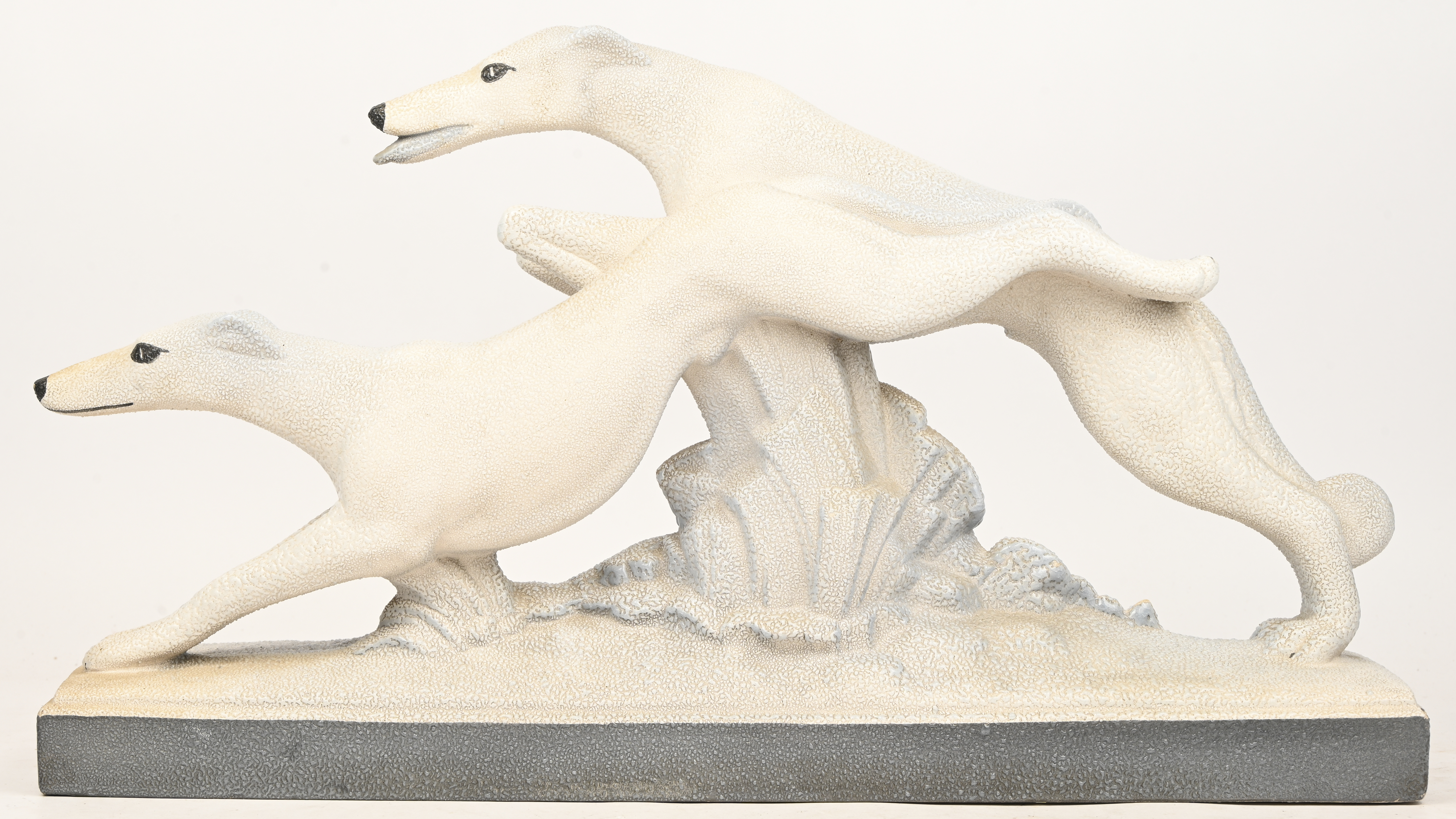 “Een paar springende windhonden.” Sculptuur van aardewerk. Circa 1930 “Een paar springende windhonden.” Sculptuur van aardewerk. Circa 1930.